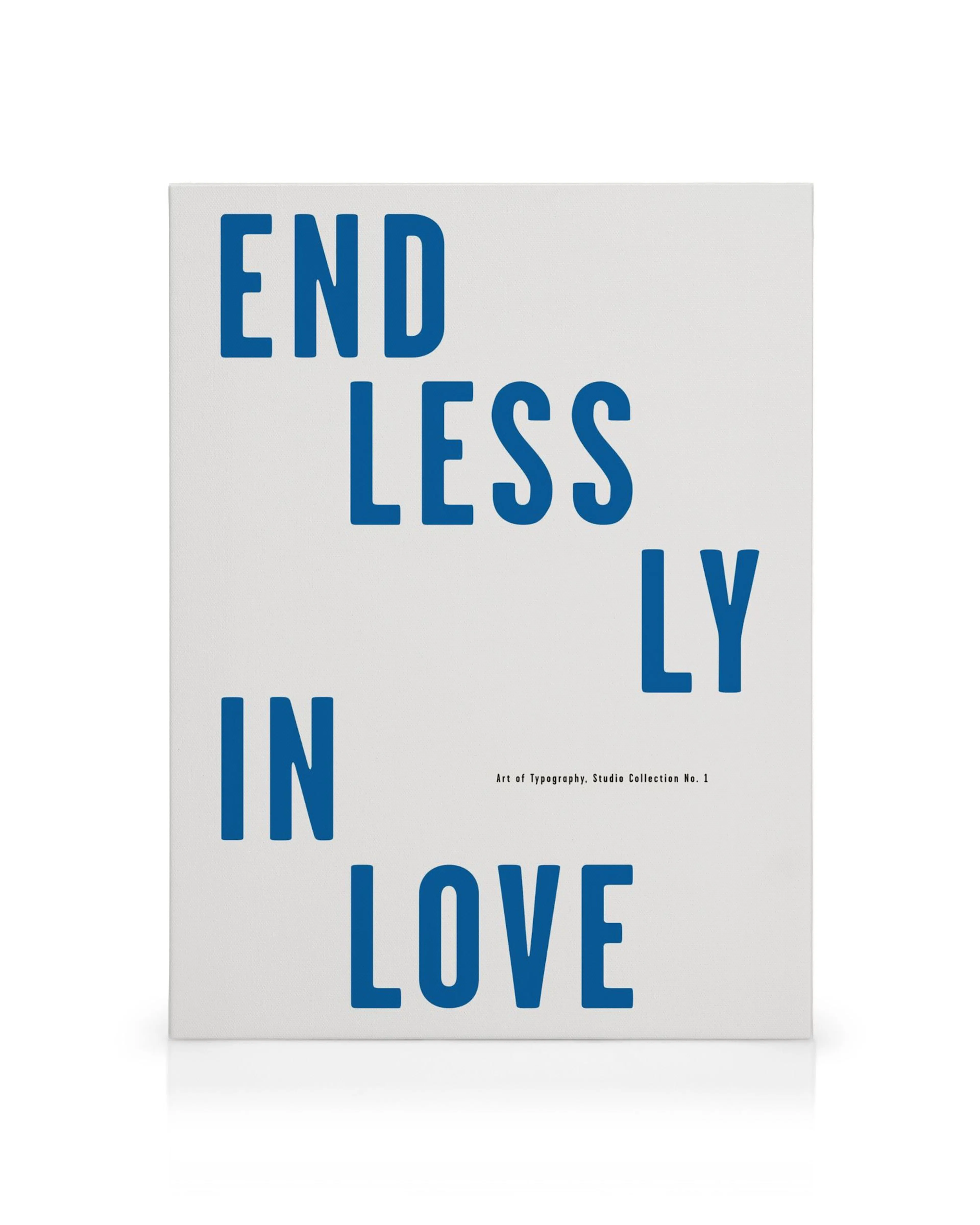 Leinwandbild Endlessly in Love mit blauer Typografie auf weißem Hintergrund, minimalistisches Design, Liebesthema.