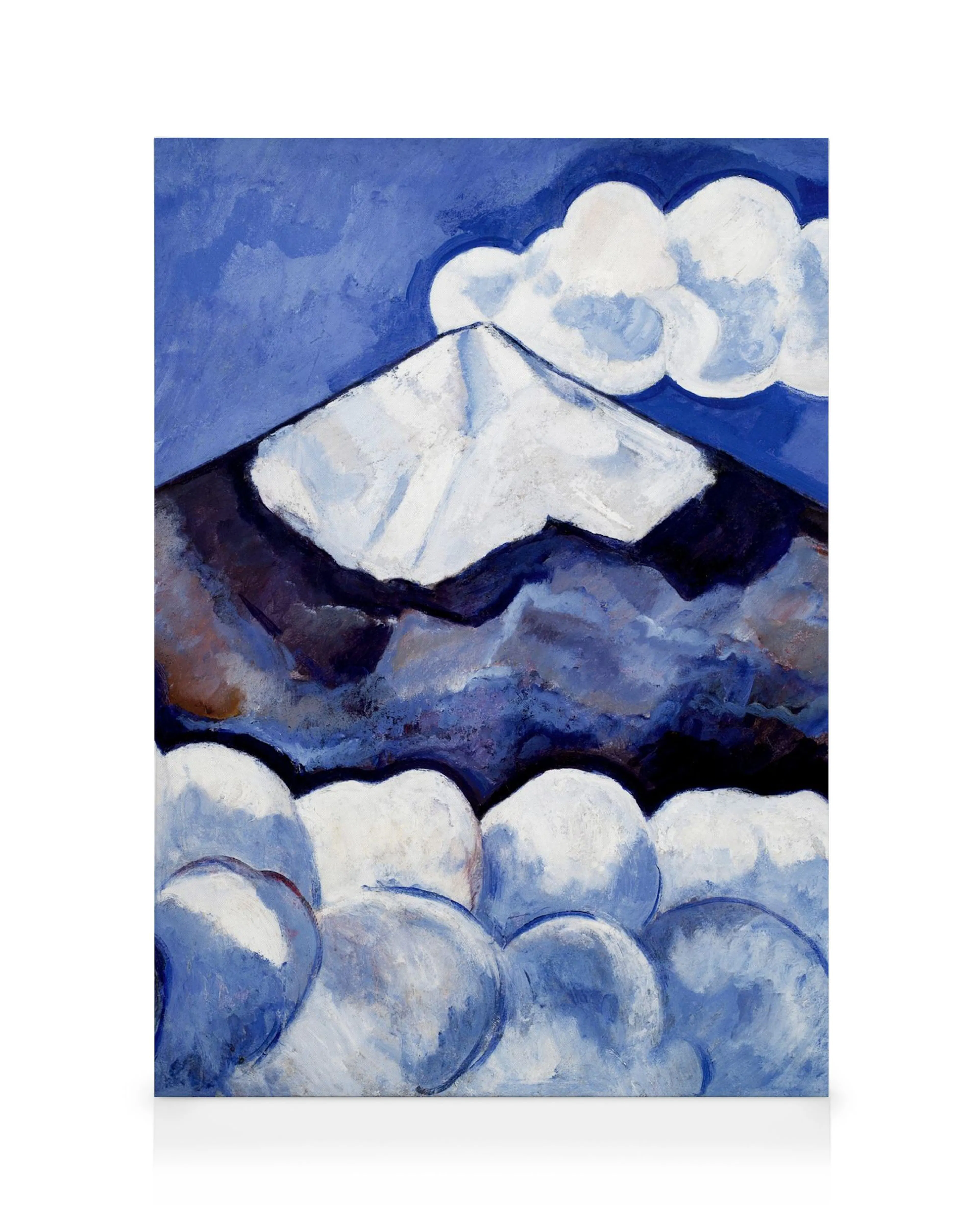 Pintura abstracta de paisaje invernal con un pico de montaña nevado y nubes blancas bajo un cielo azul vibrante, pinceladas grue