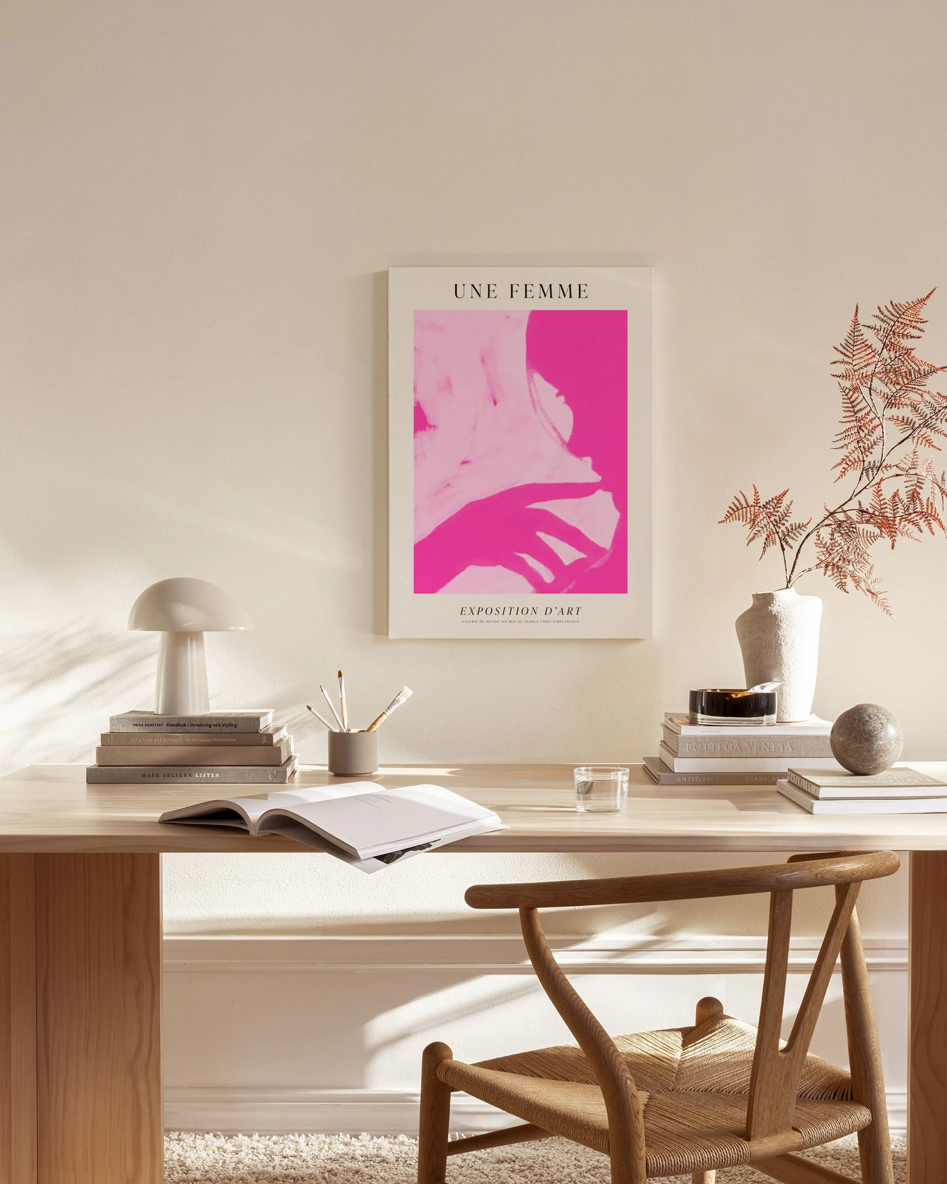 Toile rose Une Femme avec formes abstraites, exposée au-dessus dun banc en bois dans un salon moderne.