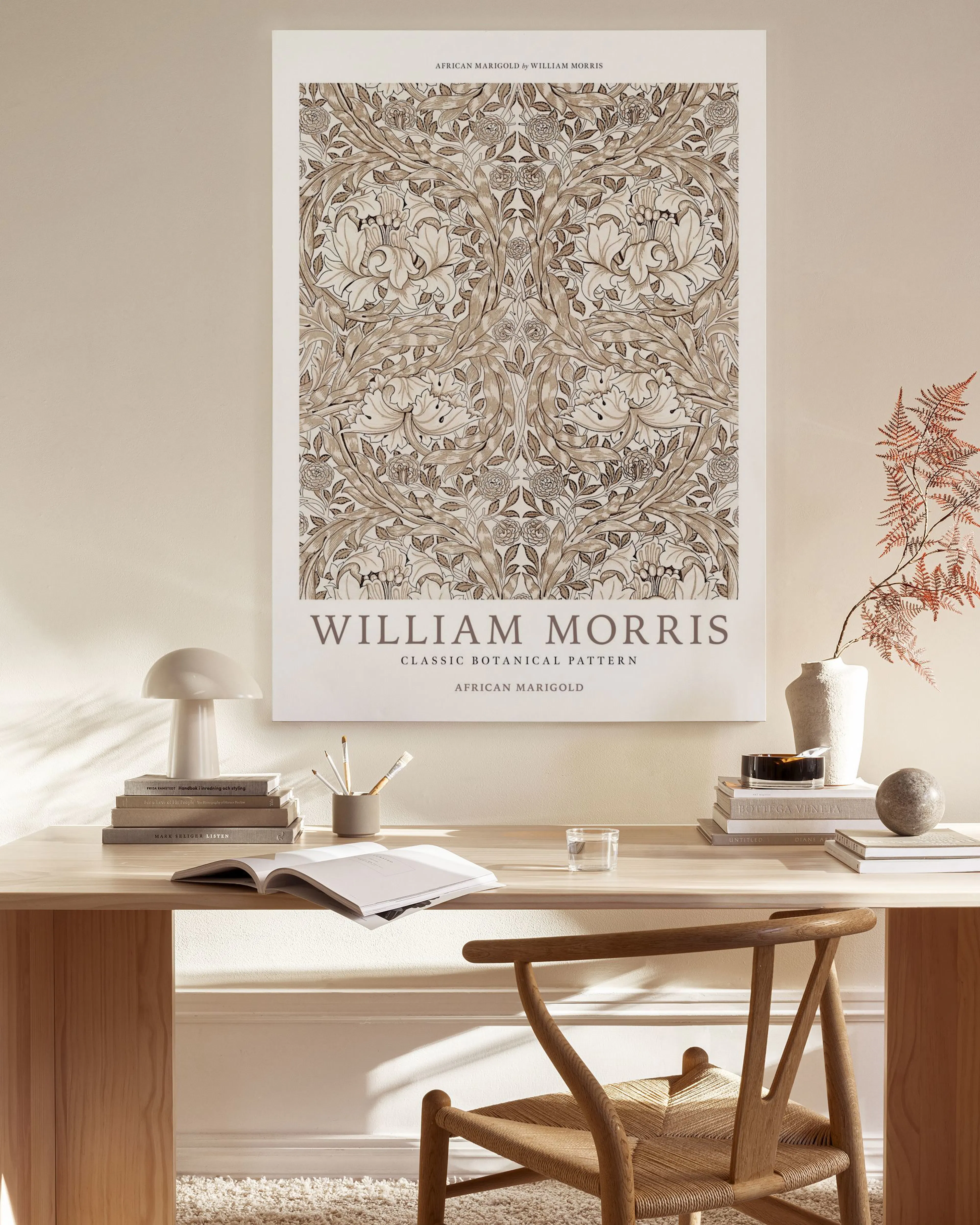 Stampa su tela con motivo floreale African Marigold di William Morris, in tonalità marroni e beige.