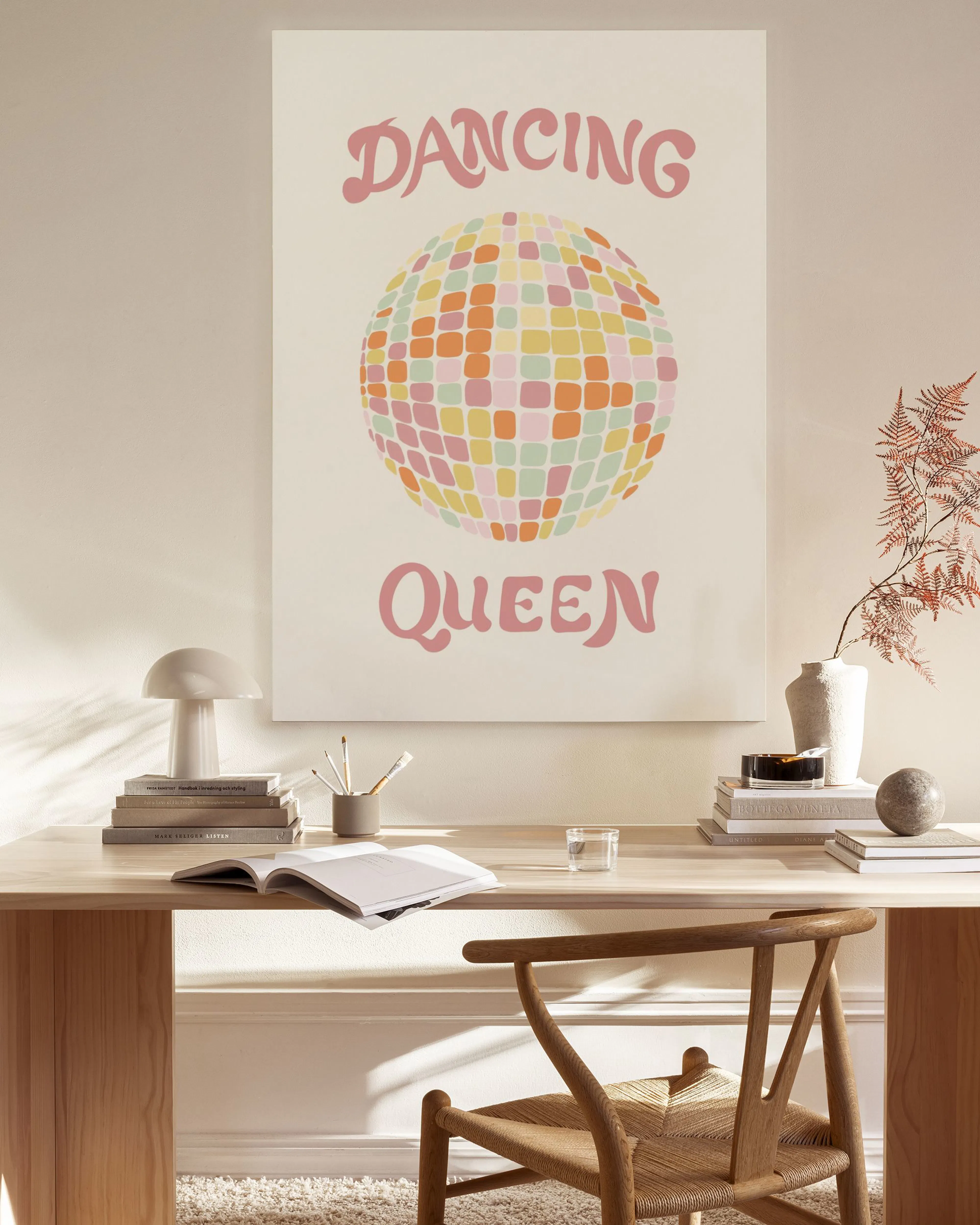 Leinwandbild mit bunter Discokugel und Schriftzug Dancing Queen“ in Rosatönen, ideal für das Wohnzimmer.