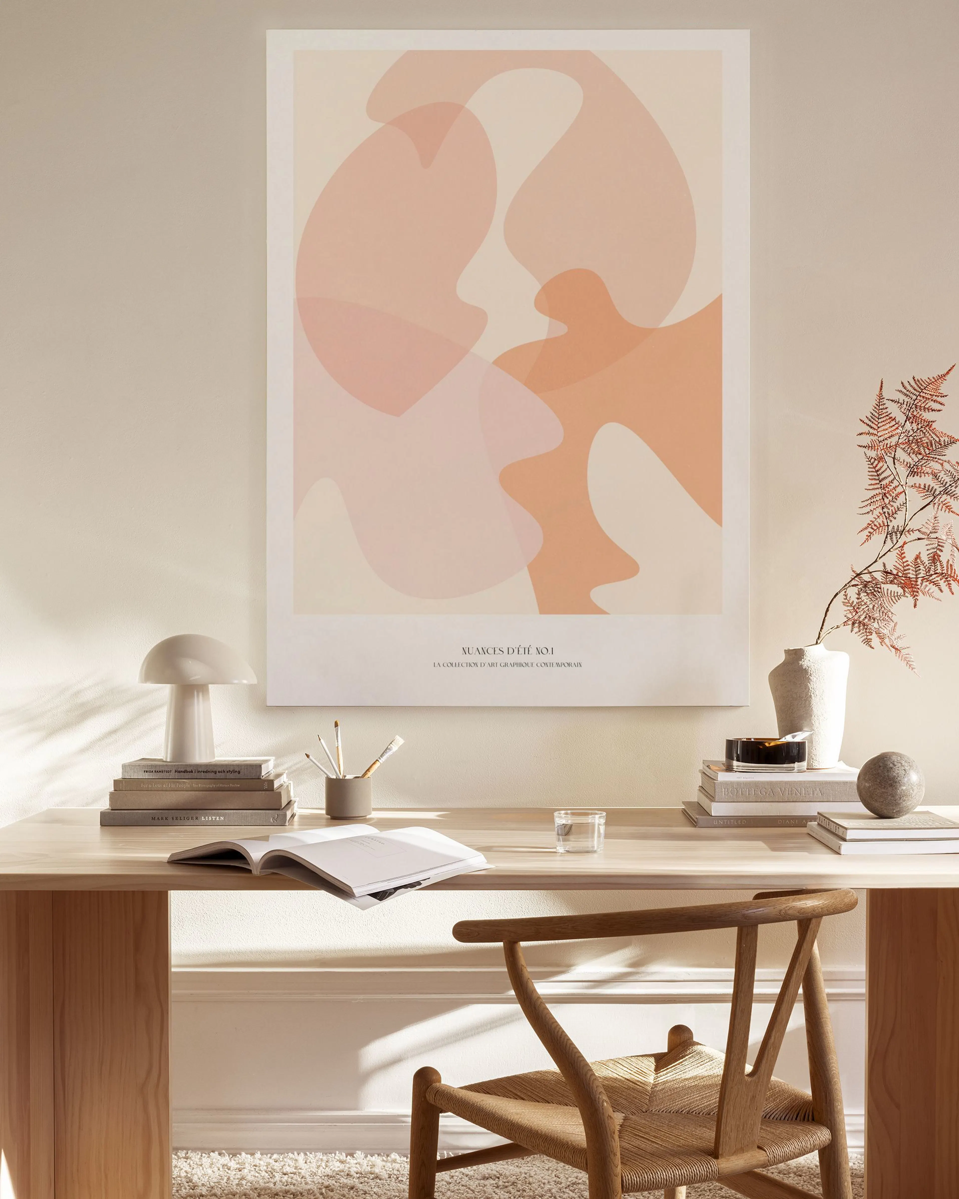 Leinwandbild mit organischen Formen in Rosa, Beige und Orange auf hellem Hintergrund.