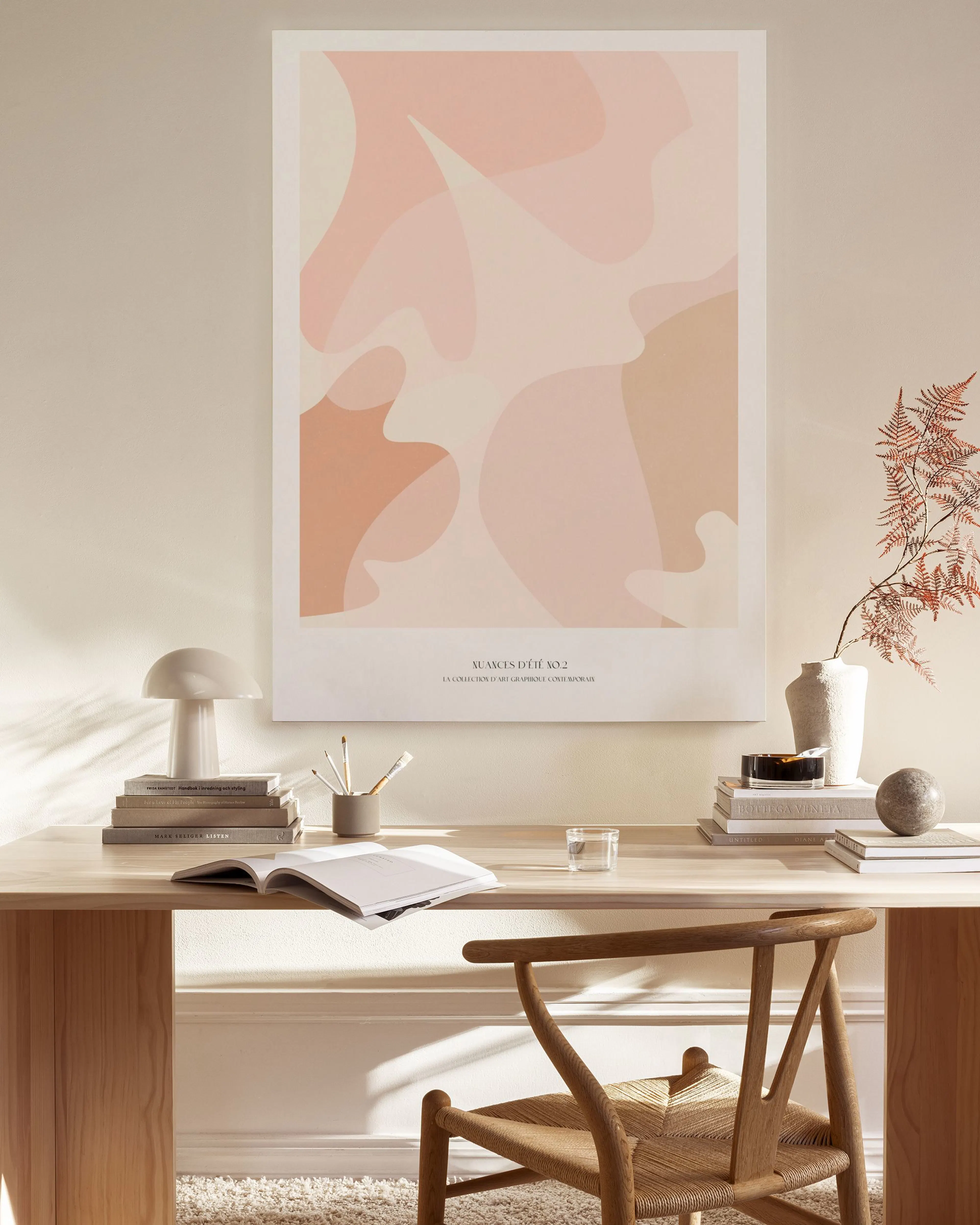 Leinwandbild mit abstrakten, organischen Formen in Rosa, Beige und Hellbraun auf weißem Hintergrund.