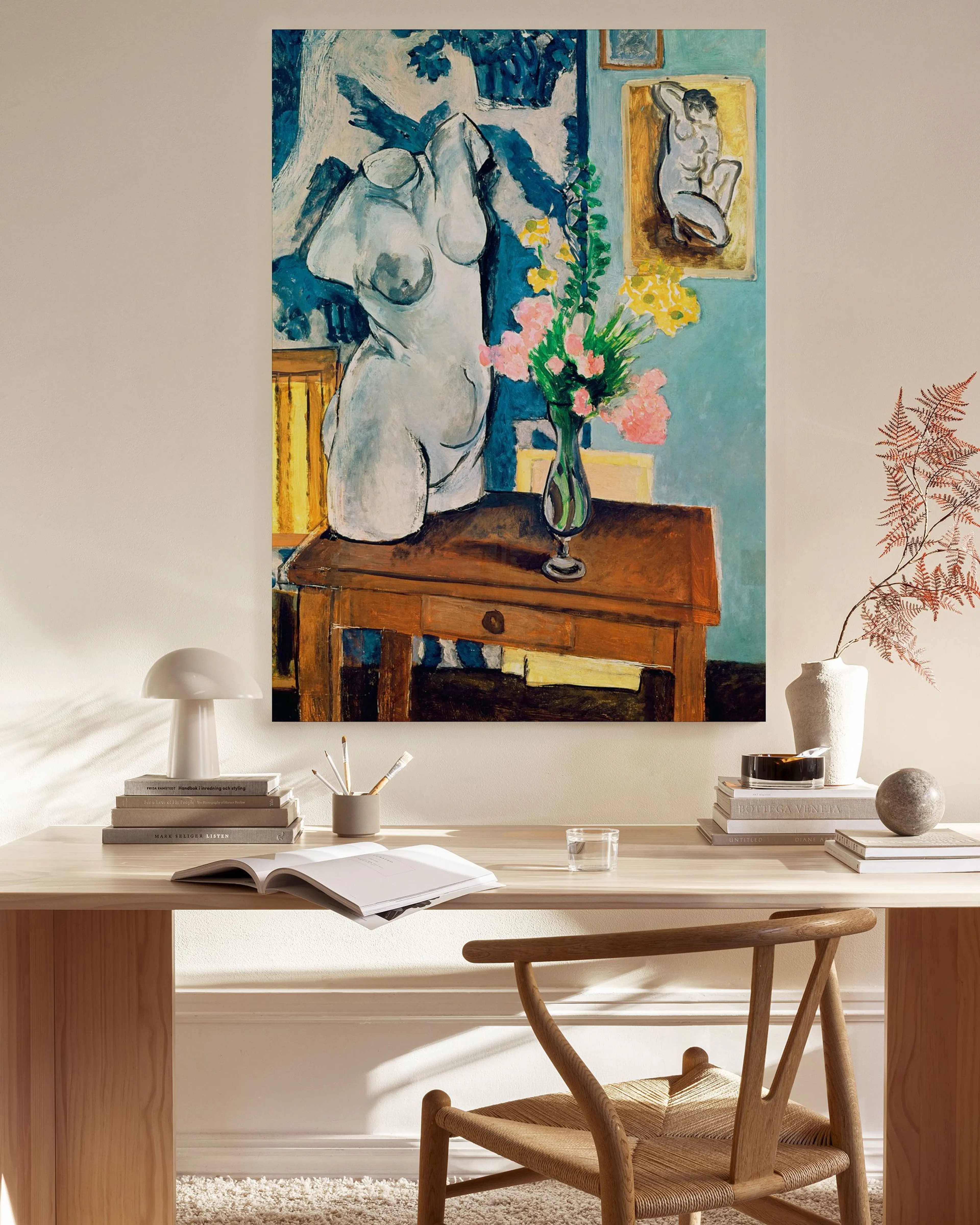 Leinwandbild mit einem weiblichen Torso, Blumenstrauß und Tisch, hängend in einem hellen Wohnzimmer über einem Sideboard.