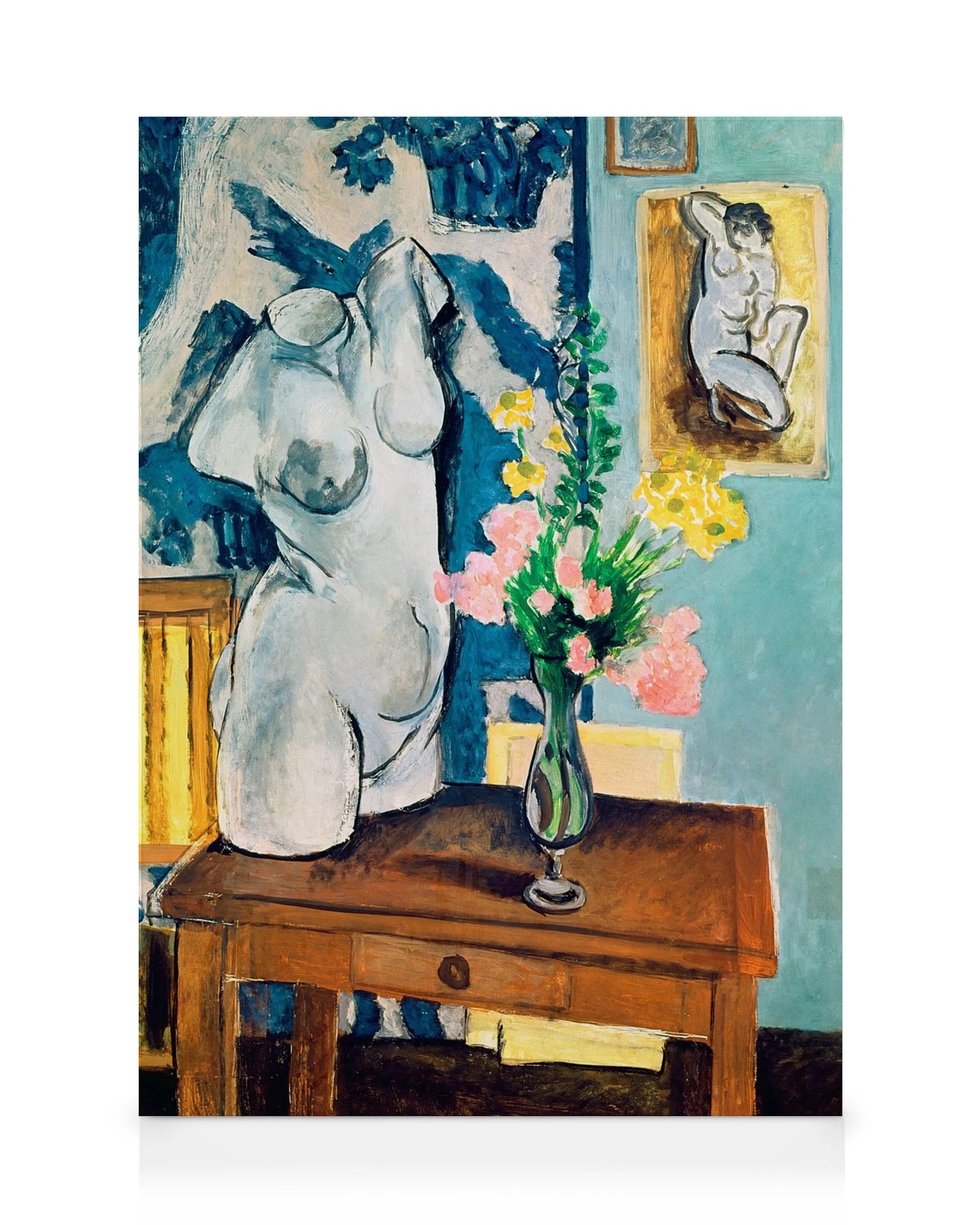 Leinwandbild mit einem Stillleben eines weiblichen Torso, Blumenstrauß und Gemälde in einem Raum mit blauen Wänden.