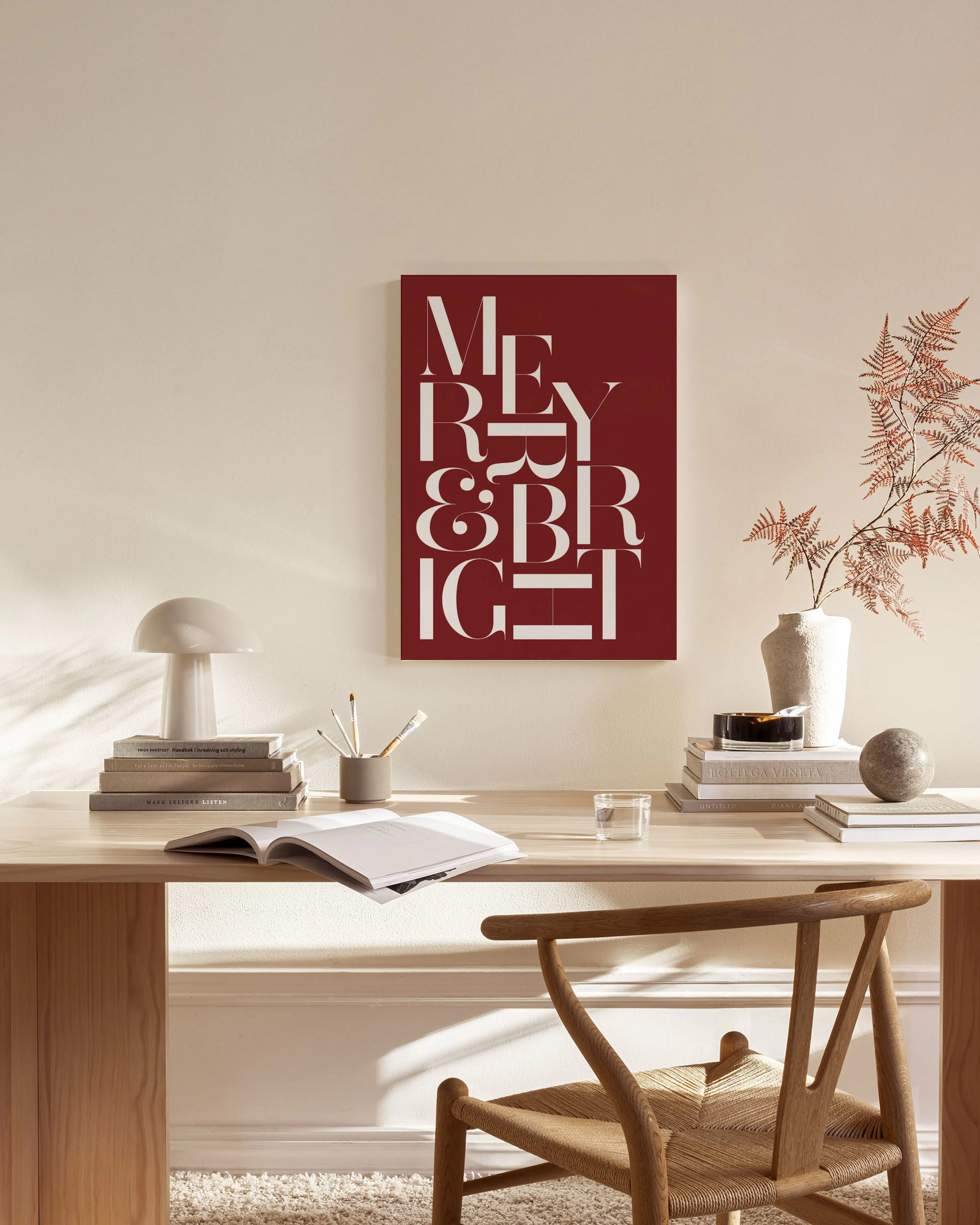 Rode canvas met witte letters MERRY & BRIGHT, hangend in een neutrale woonkamer boven een houten dressoir.