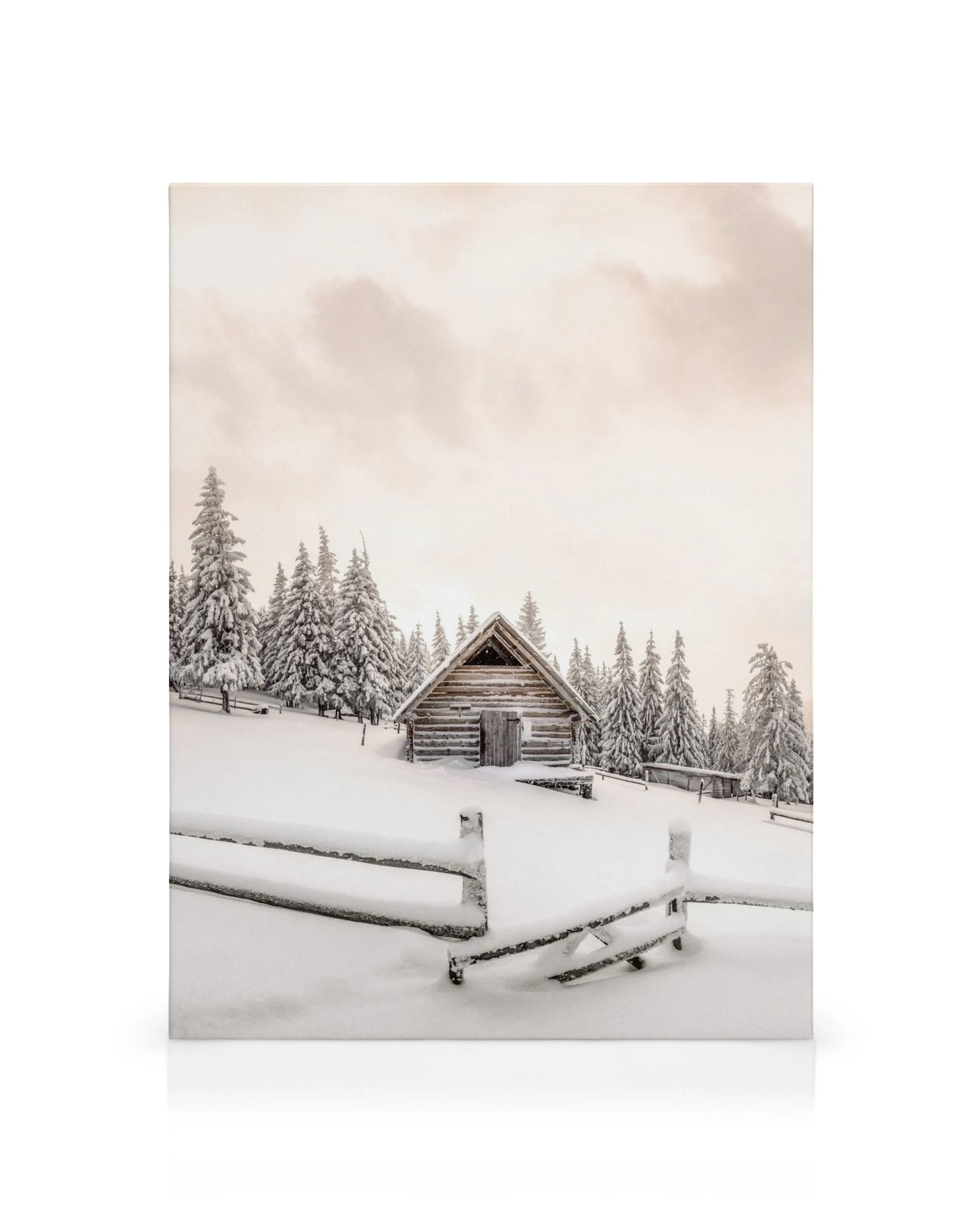 Toile cabane bois enneigée, sapins couverts de neige dans un paysage hivernal sous un ciel clair