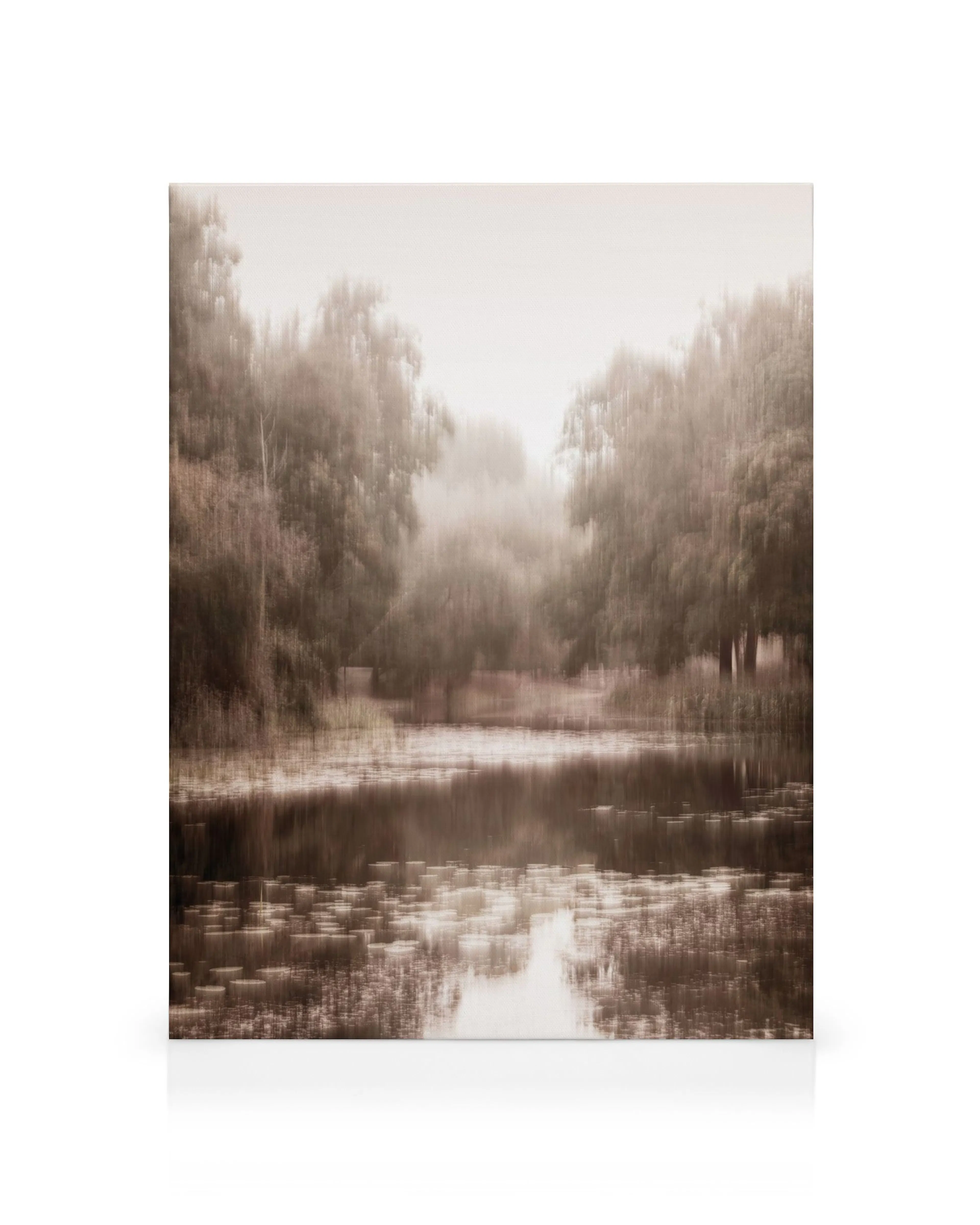 Leinwandbild: Nebliger Waldsee mit verschwommenen Bäumen und Reflexionen, sepiafarben, stimmungsvolle Naturdarstellung.