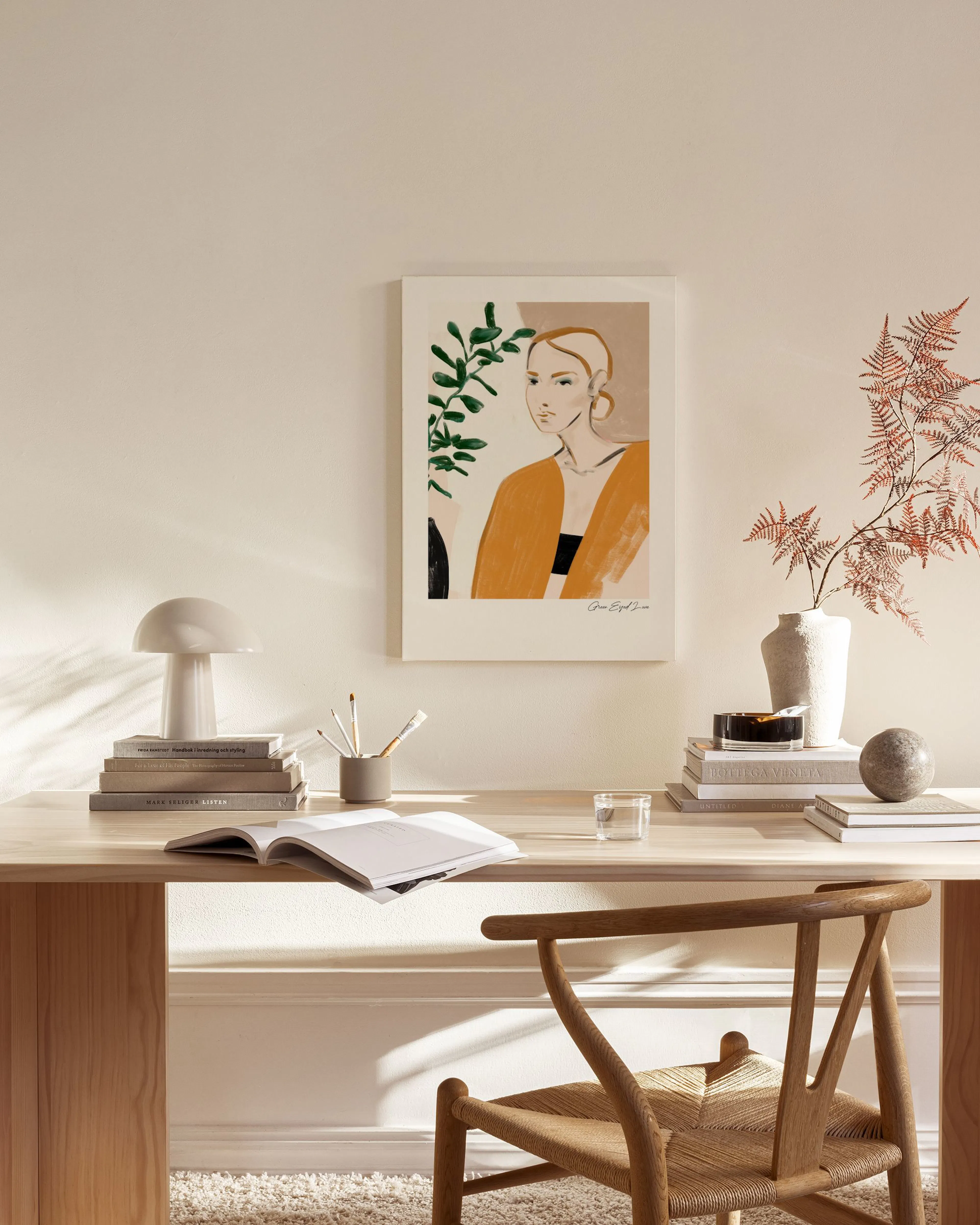 Leinwandbild einer Frau in Orange mit grünen Blättern, hängend über einem Sideboard im Wohnzimmer.