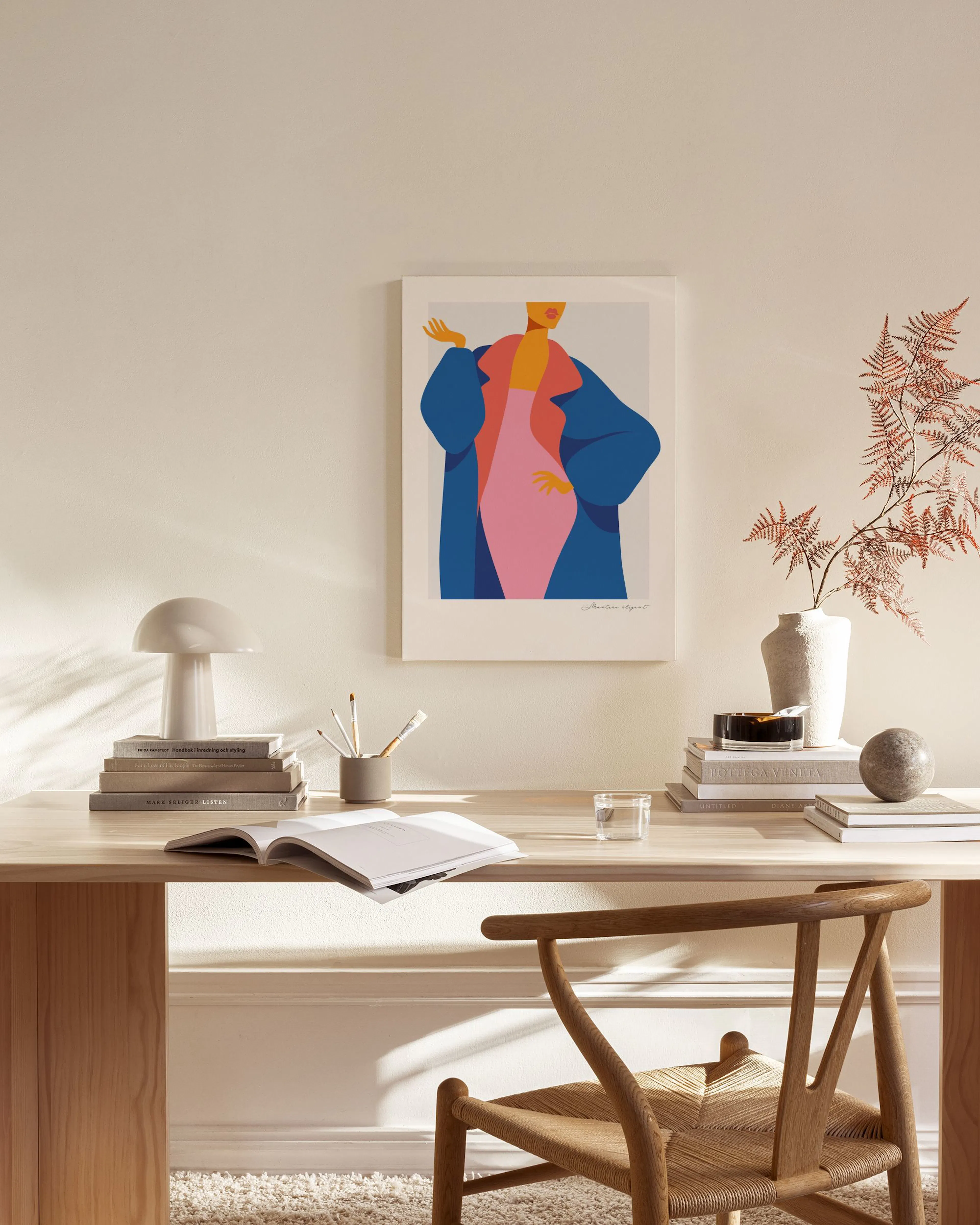 Canvas van een vrouw in roze jurk en blauwe jas, hangend in een modern interieur boven een dressoir.