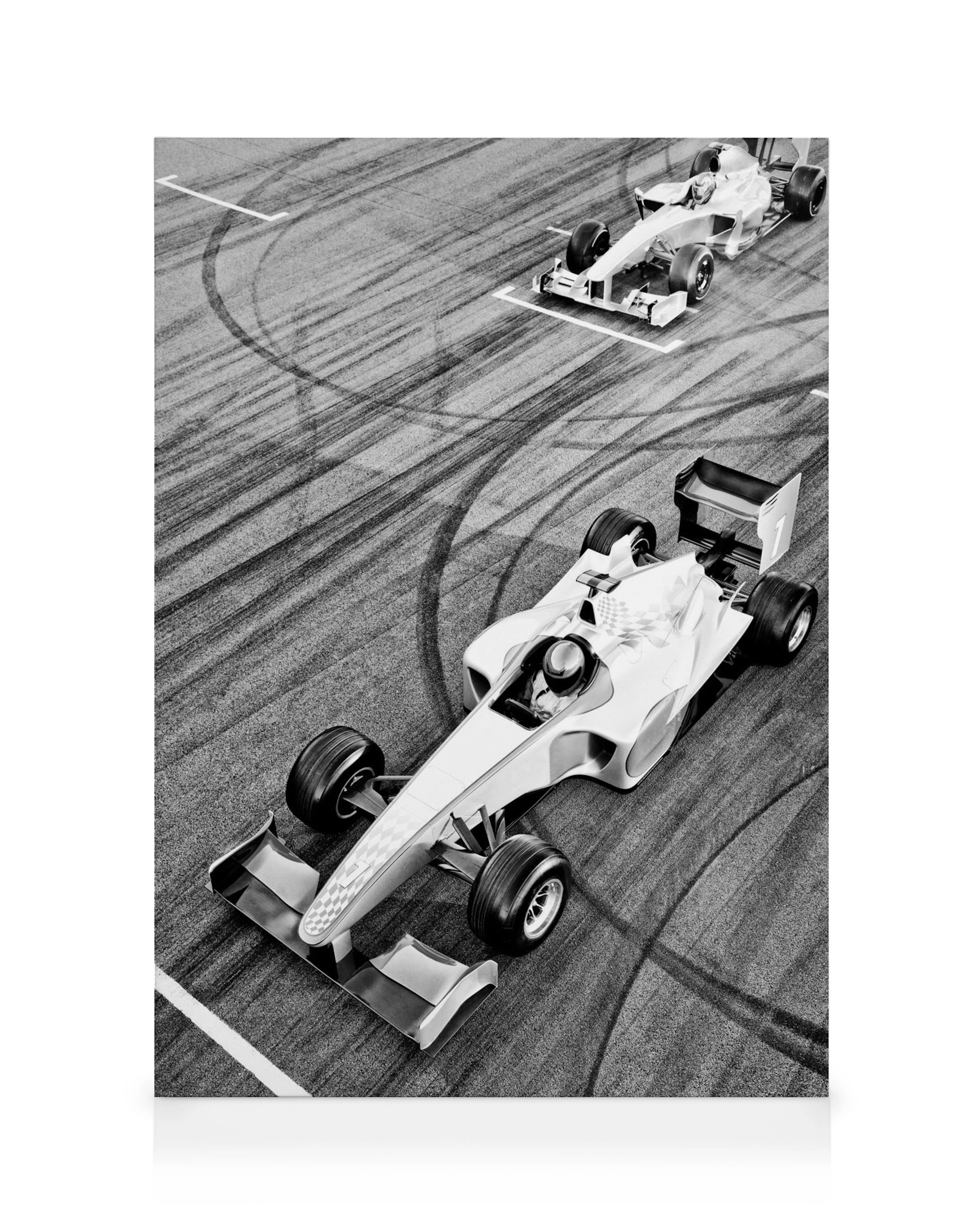 Grijze canvas met twee witte raceautos op een circuit met zwarte bandensporen, korrelig effect.