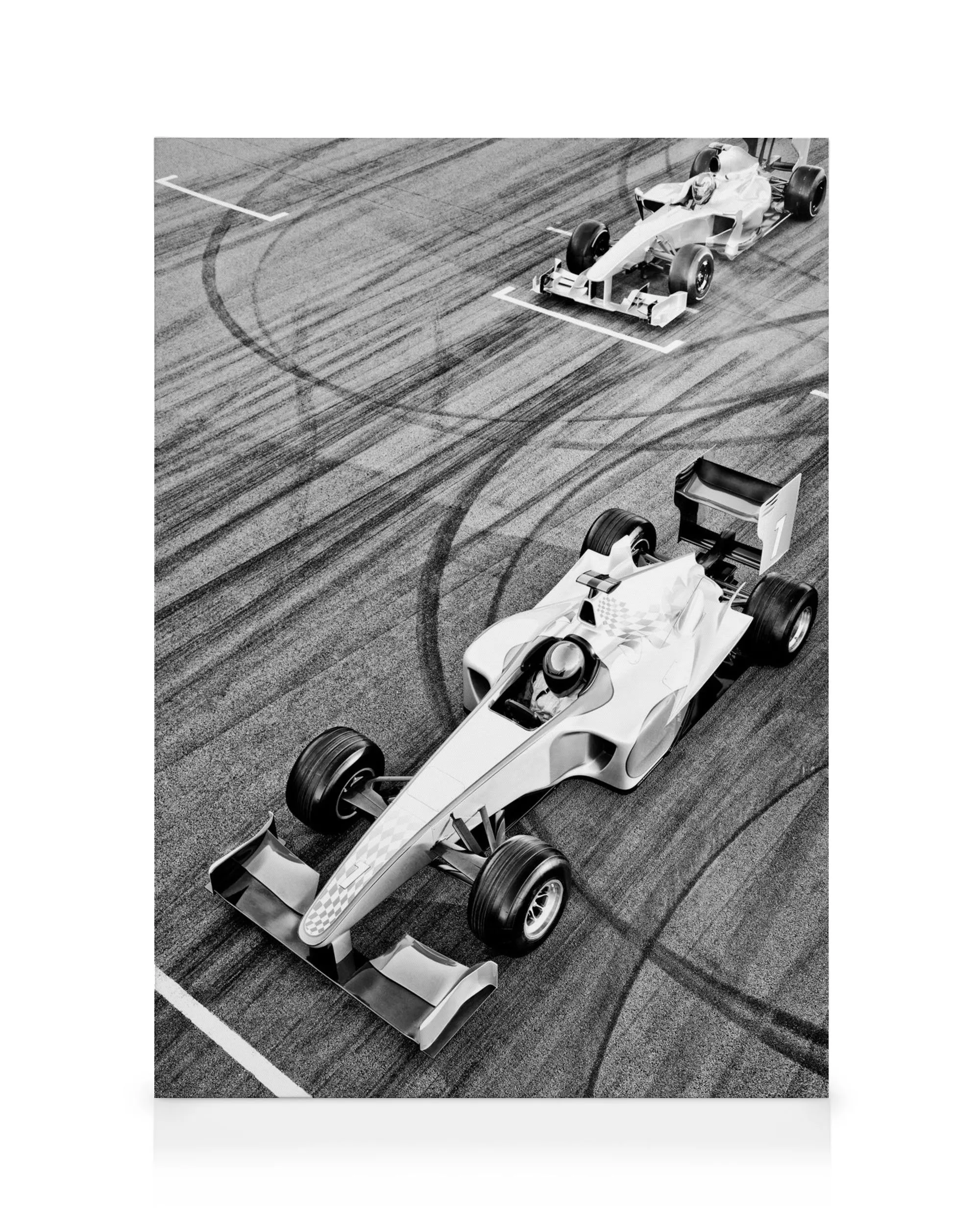 Grijze canvas met twee witte raceautos op een circuit met zwarte bandensporen, korrelig effect.