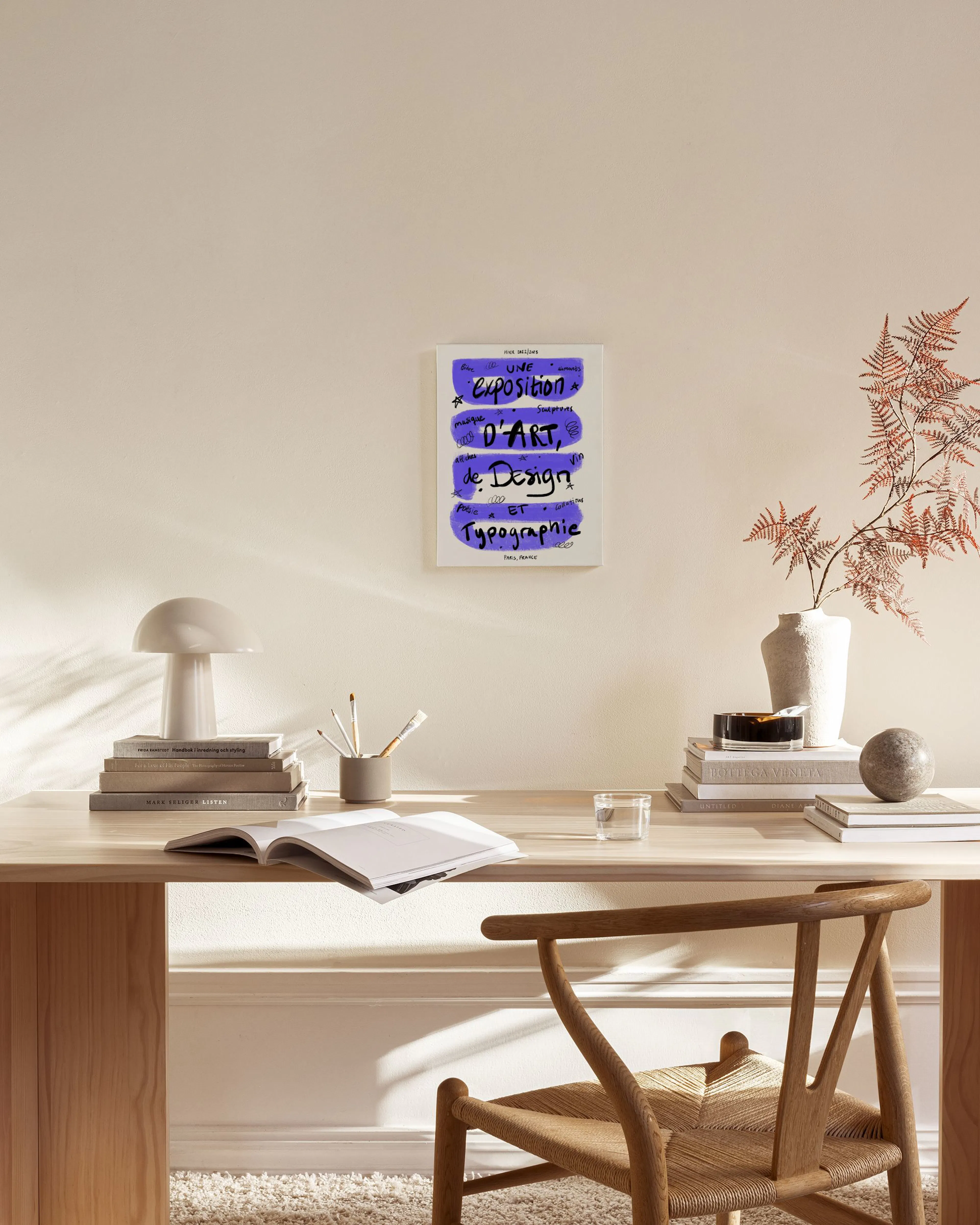 Toile murale, affiche de typographie violette avec texte manuscrit noir, exposée dans un salon moderne épuré.