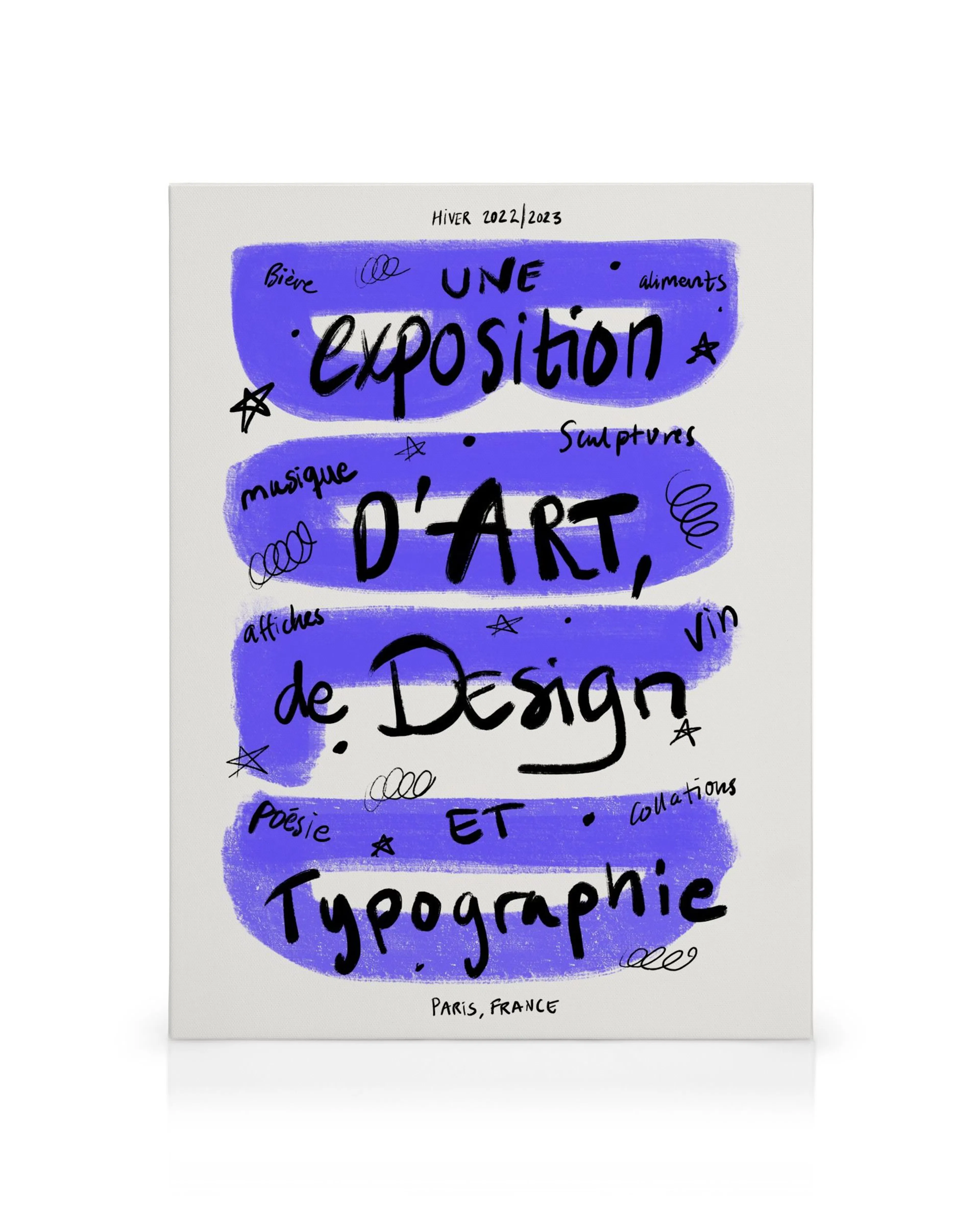 Toile avec typographie noire sur coups de pinceau violets, annonçant une exposition dart et de design.