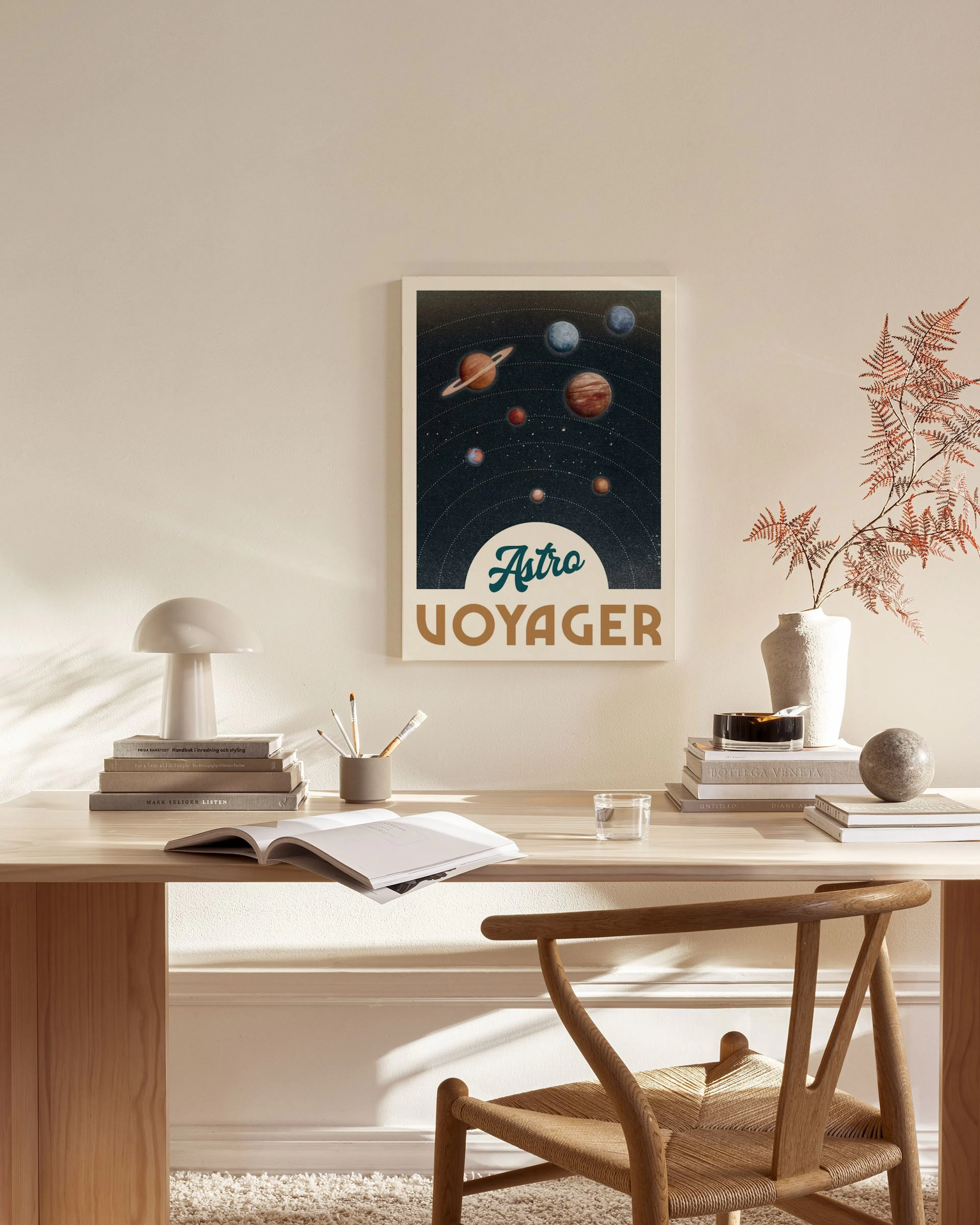 Leinwandbild mit Planeten und dem Schriftzug Astro VOYAGER, hängt über einem Sideboard in einem Wohnzimmer.