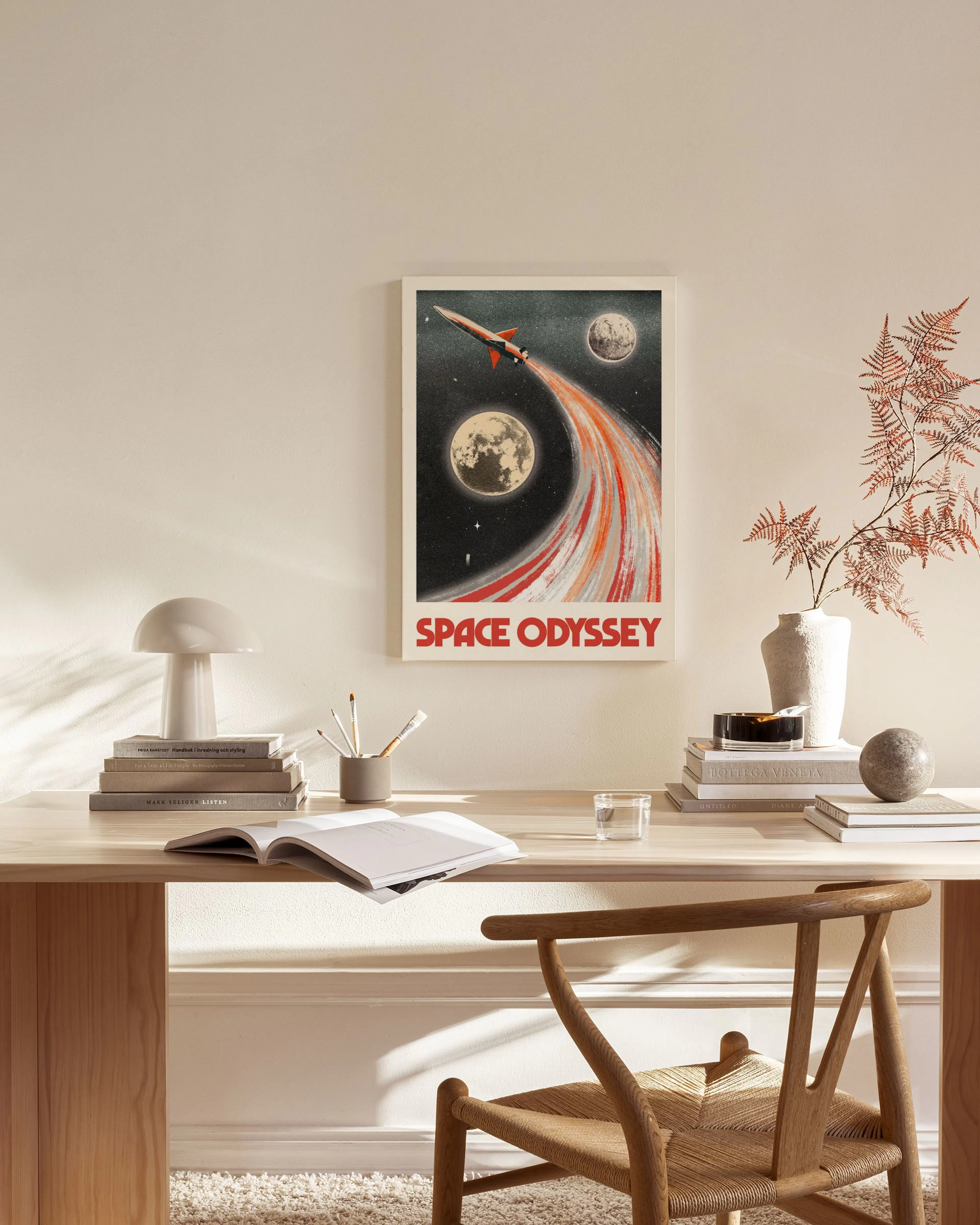 Canvastavla med Space Odyssey-motiv av en rymdraket och planeter, hängande i ett ljust vardagsrum.