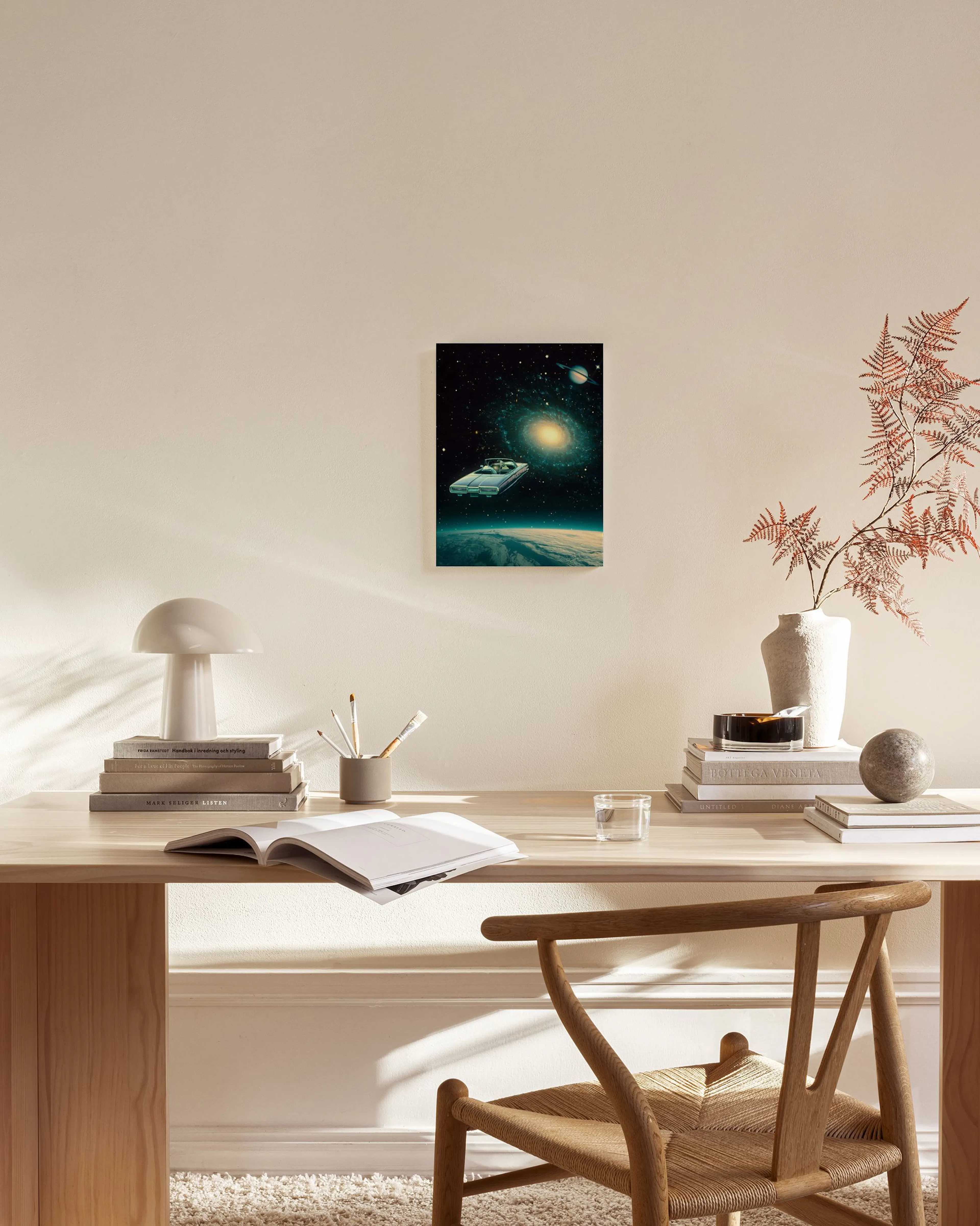 Lienzo de un coche descapotable flotando en el espacio cerca de un planeta y una galaxia, en una sala moderna.