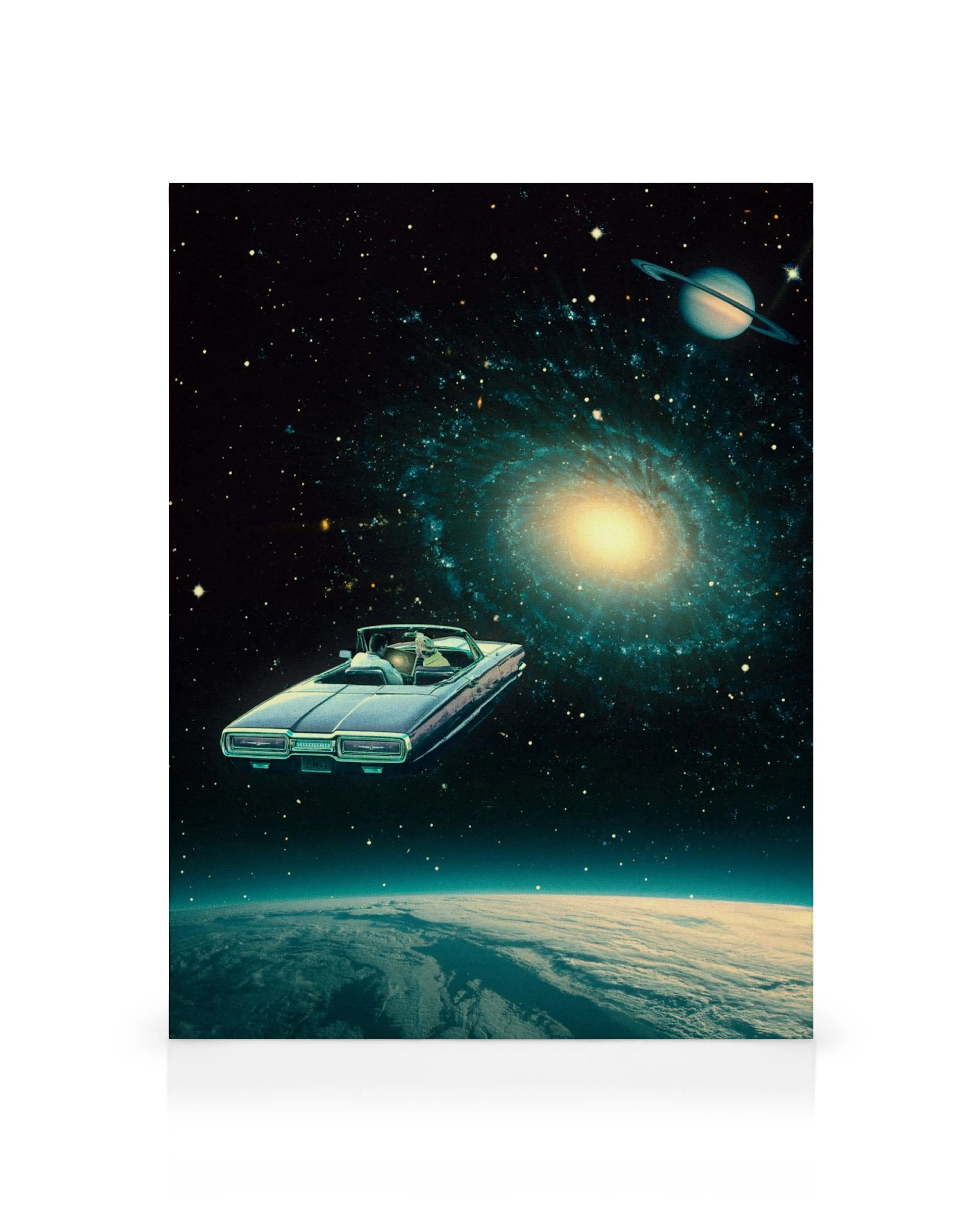 Lienzo de coche vintage turquesa flotando sobre la Tierra en el espacio con galaxia amarilla y azul, estrellas y cielo negro.