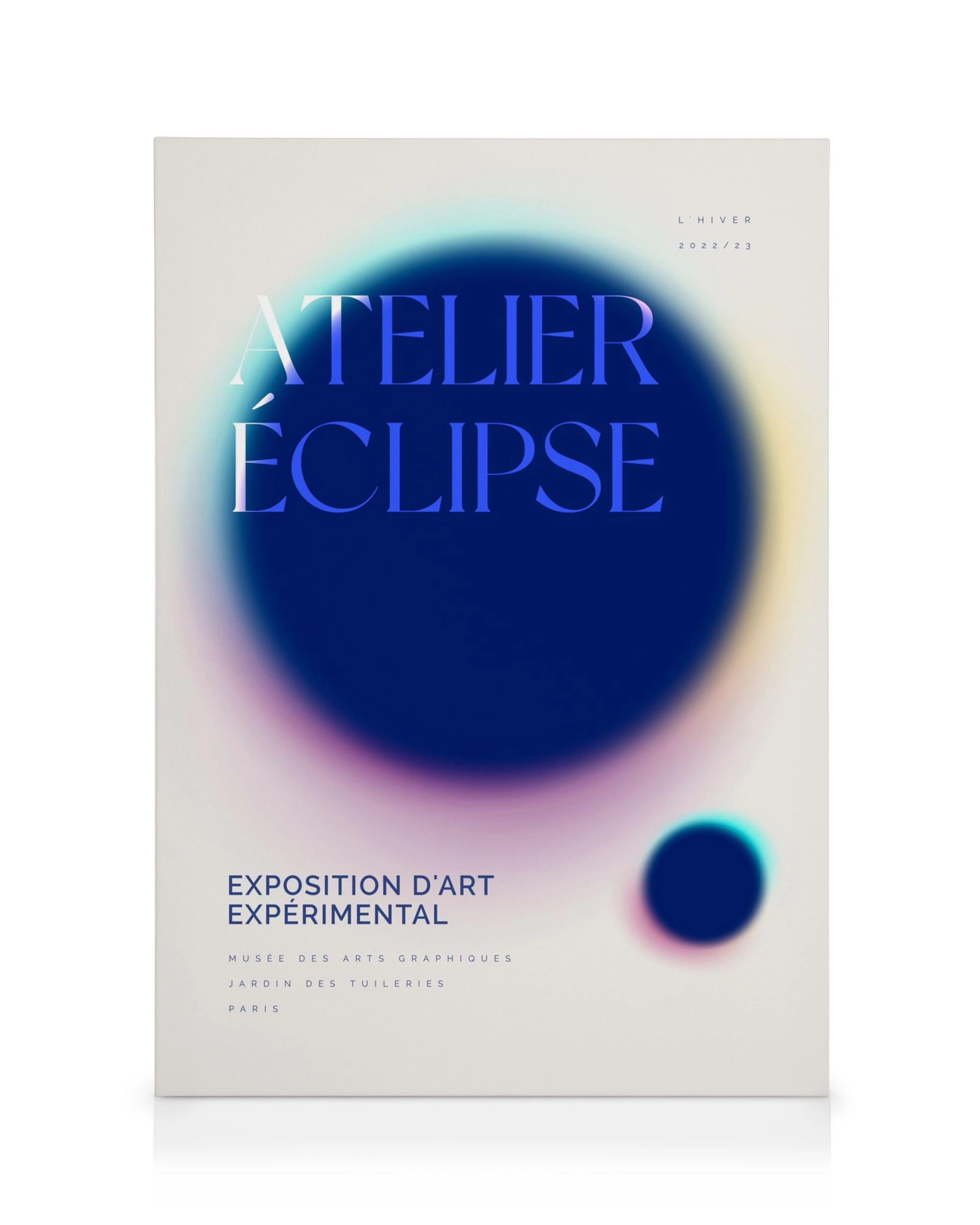 Lærred med blå, hvid og lilla sløret cirkel, der skaber en moderne, grafisk kunstplakat, Atelier Eclipse.
