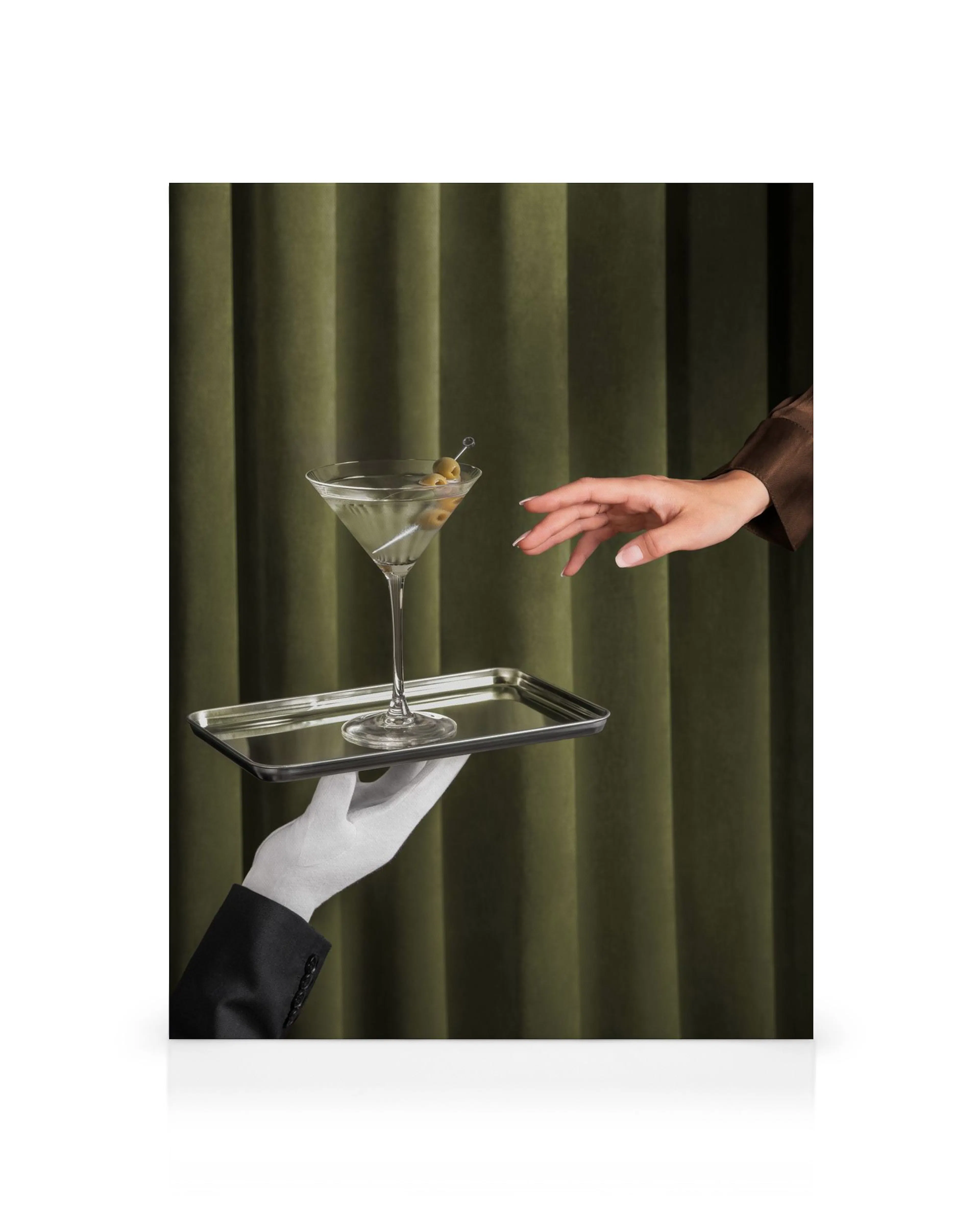 Elegante Hand in weißem Handschuh hält Tablett mit Martiniglas, vor grünem Vorhang, Cocktail-Canvas