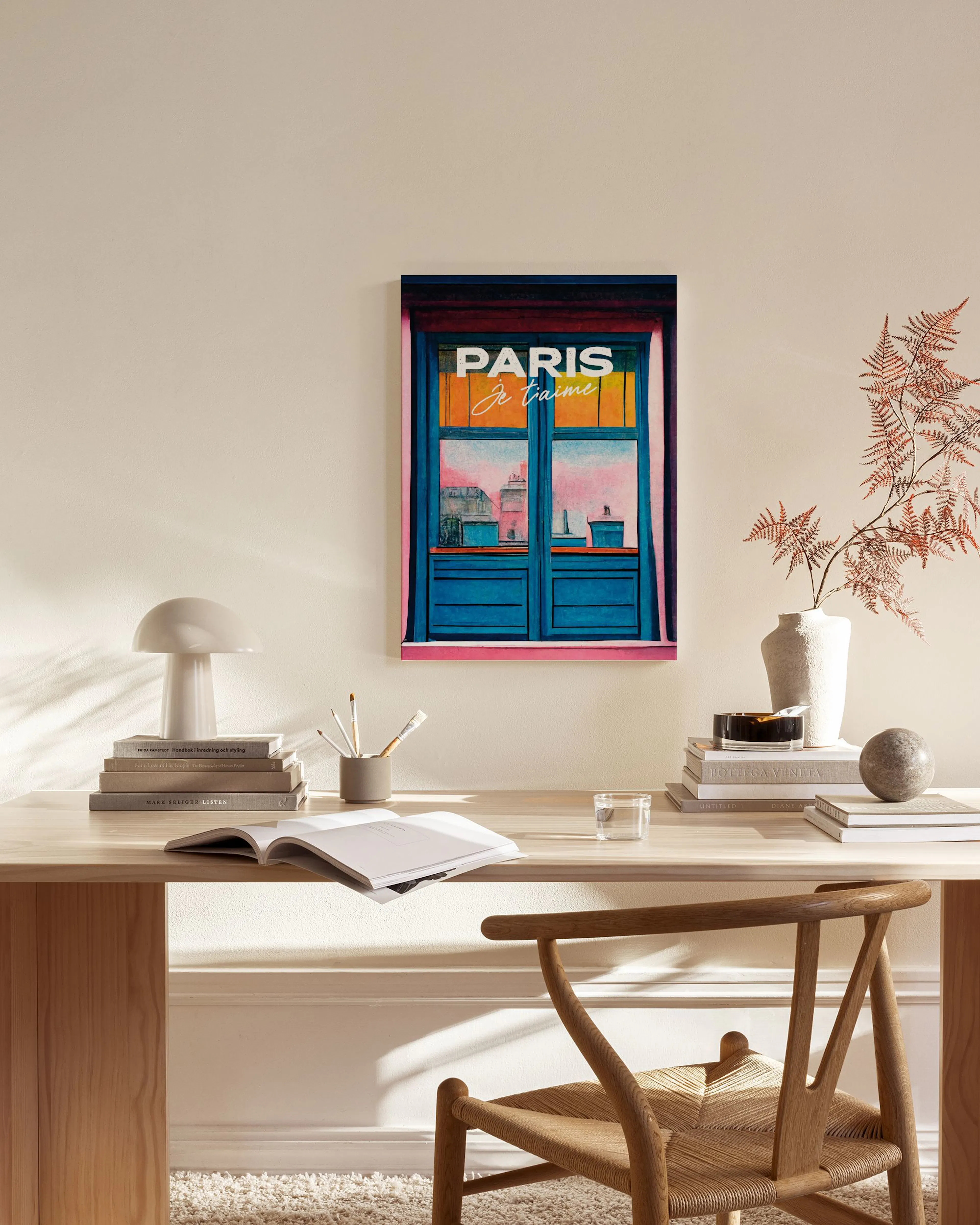 Een canvas met een Parijs uitzicht door een blauw raam, met Paris je taime in een moderne woonkamer.