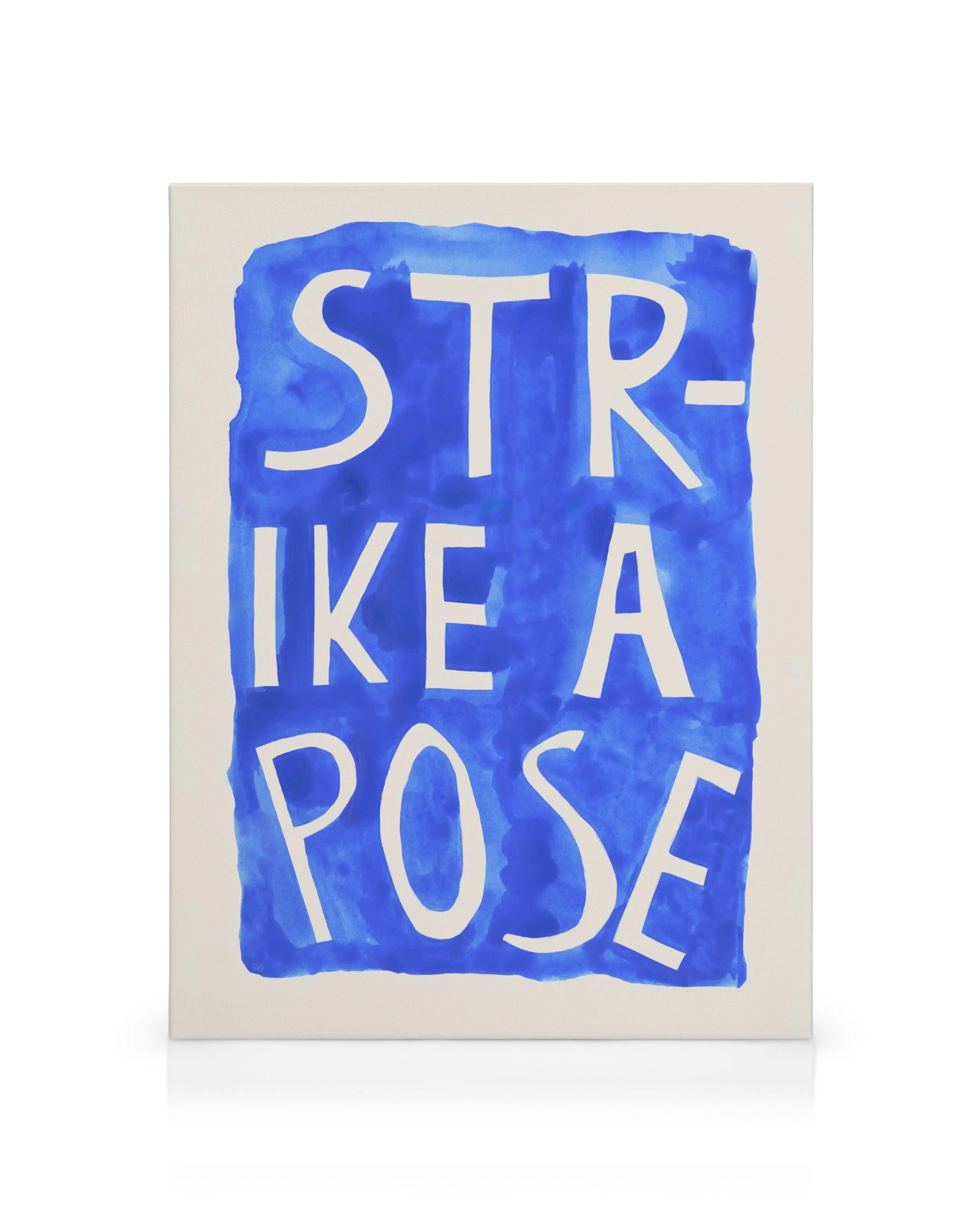 Leinwandbild mit weißer Pinselstrich-Schrift Strike A Pose auf blauem Aquarellhintergrund, handgemalte Wandkunst.