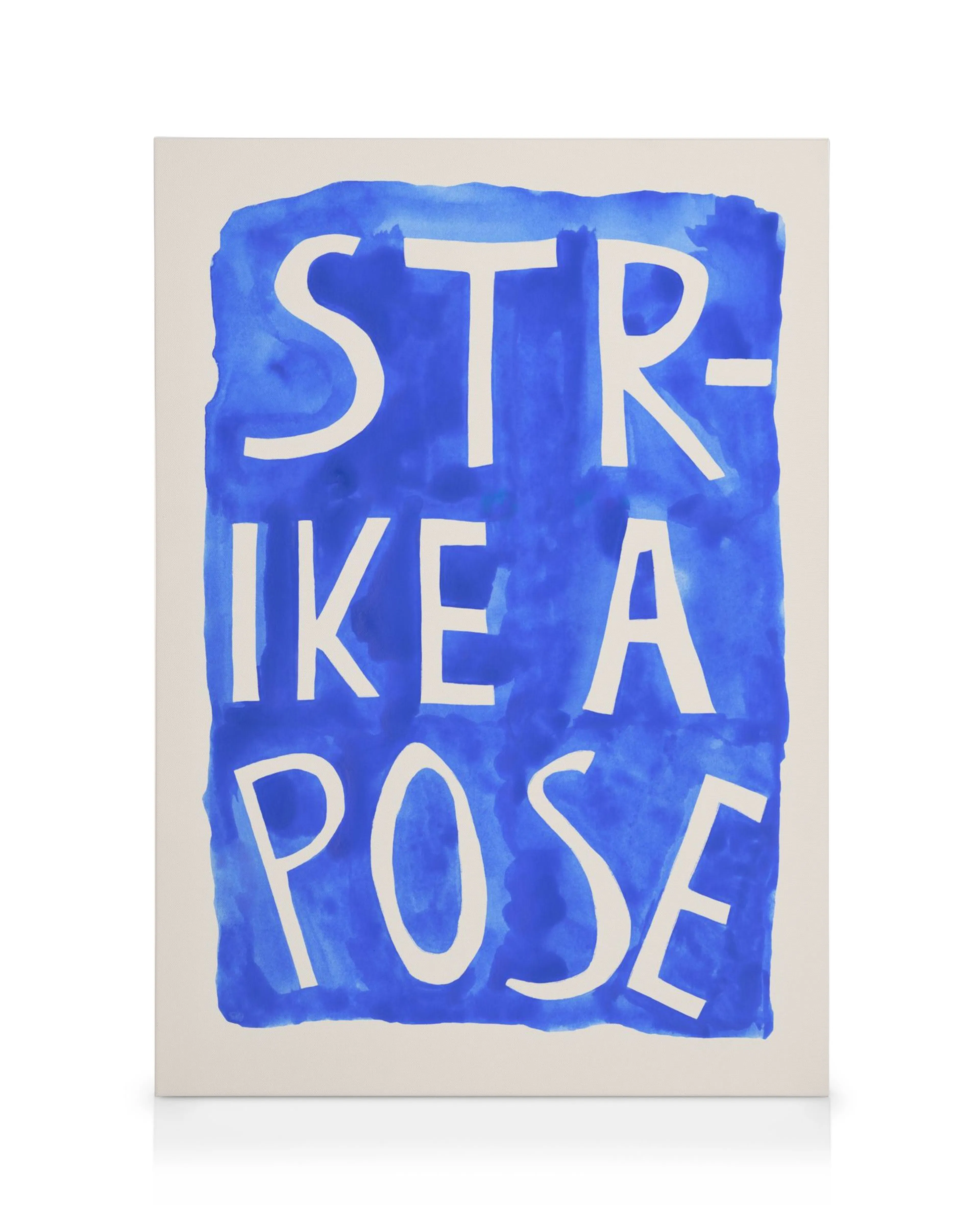 Toile bleue avec le texte blanc Strike A Pose en typographie pinceau