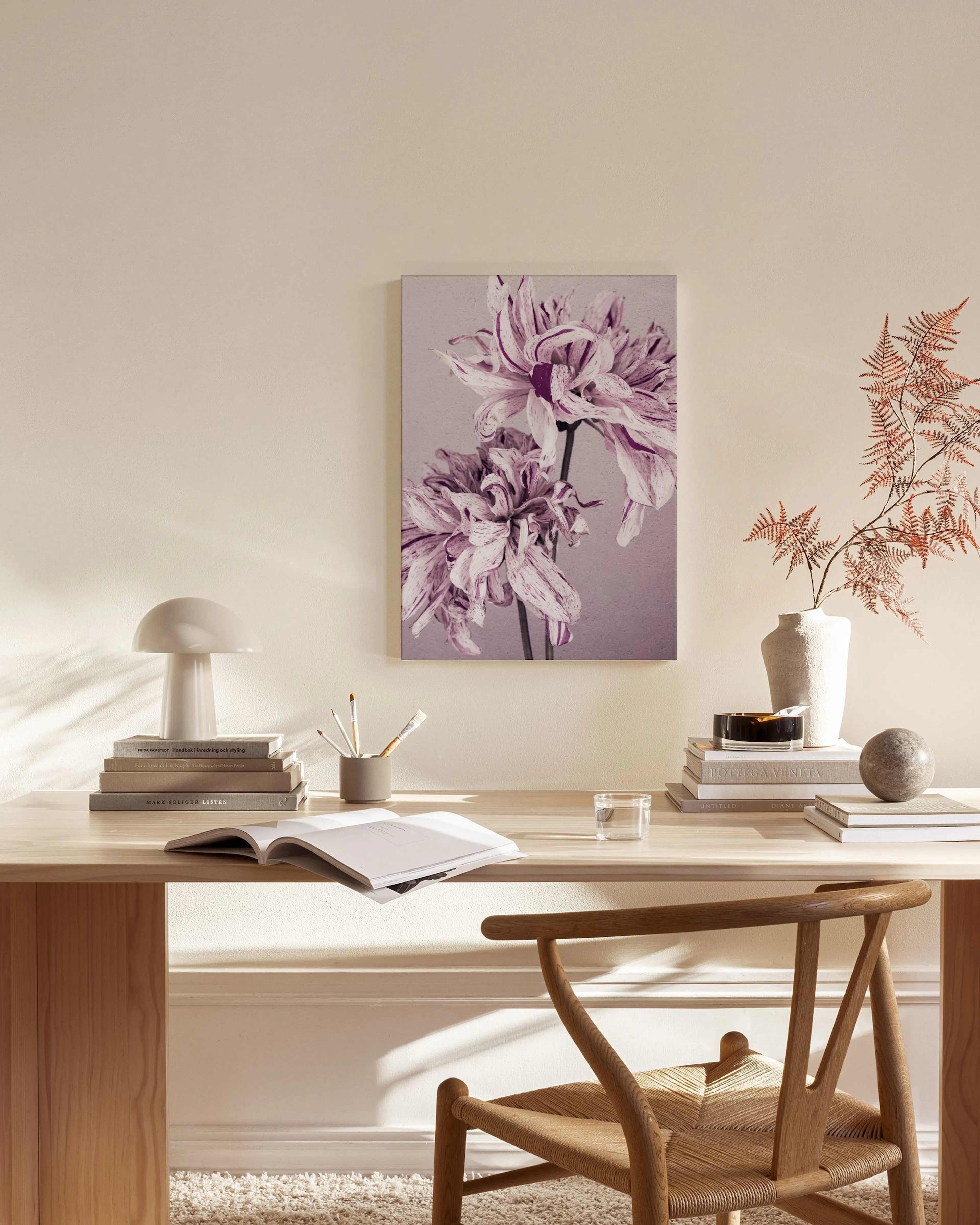 Stampa su tela con fiori viola e bianchi, in un soggiorno moderno con sedia in legno e tavolino.