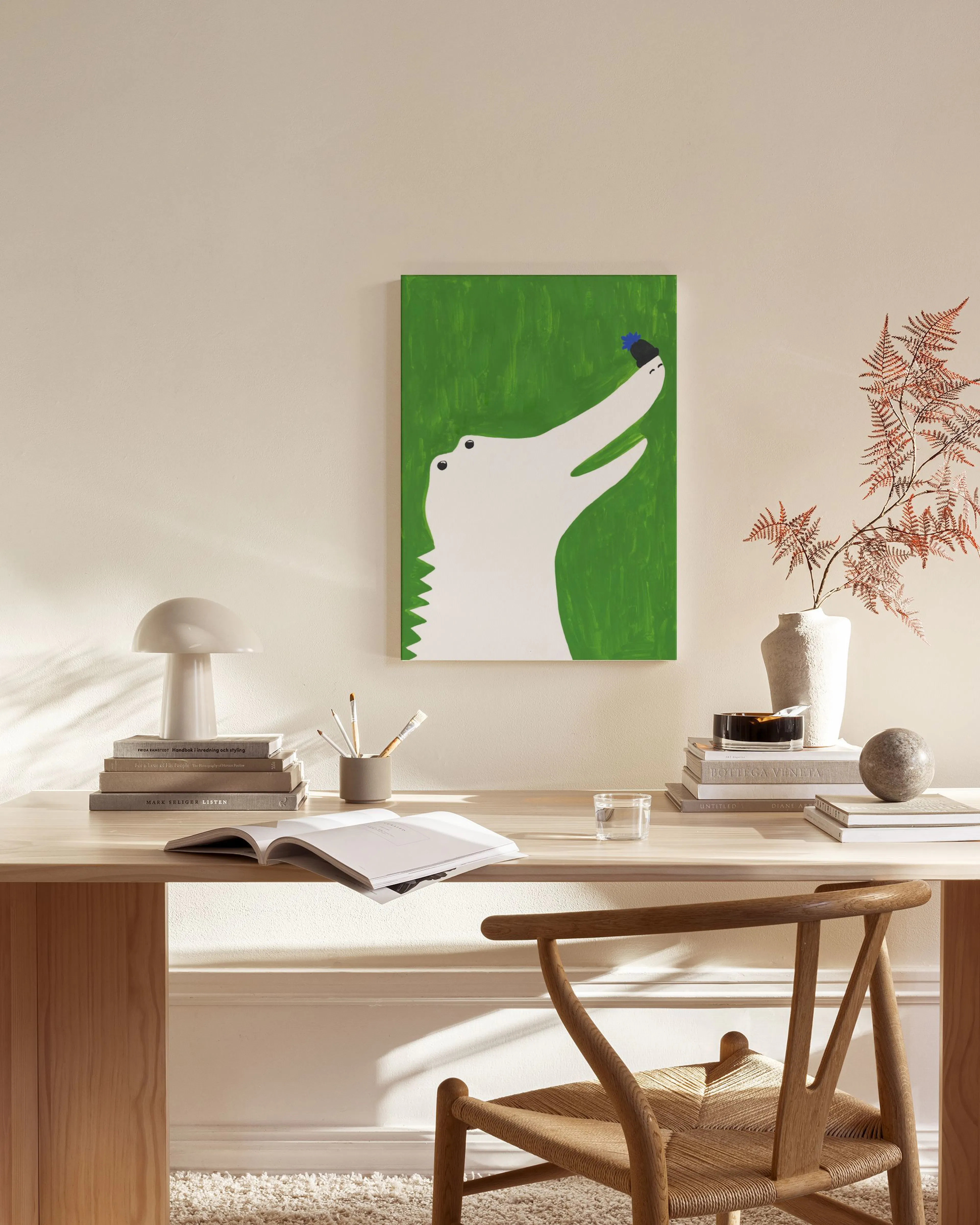 Toile murale dun crocodile blanc sur fond vert, nez en lair, avec un oiseau bleu, dans un salon lumineux et moderne.