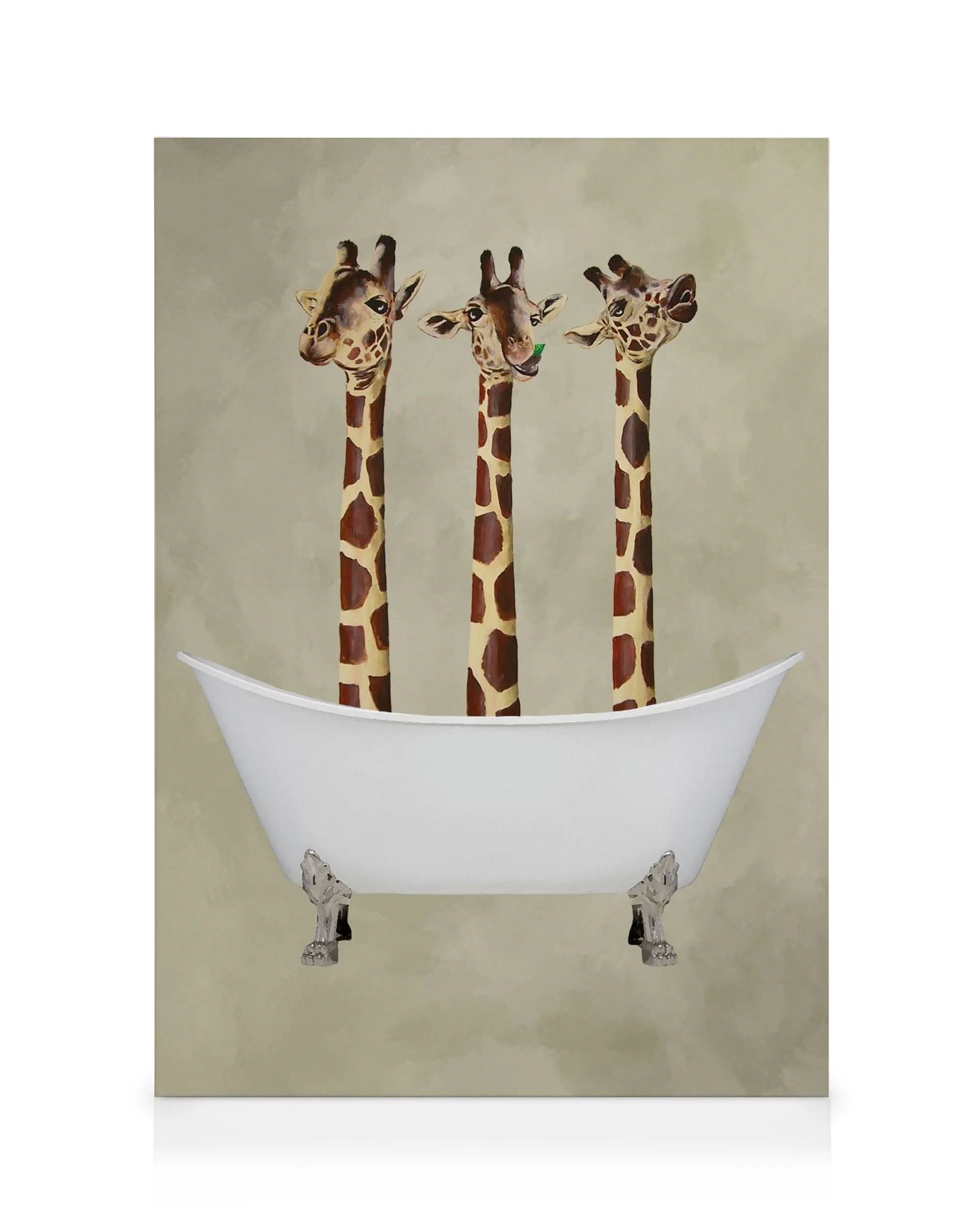 Lienzo de tres jirafas curiosas asomando de una bañera blanca con patas sobre un fondo beige, arte divertido de animales.