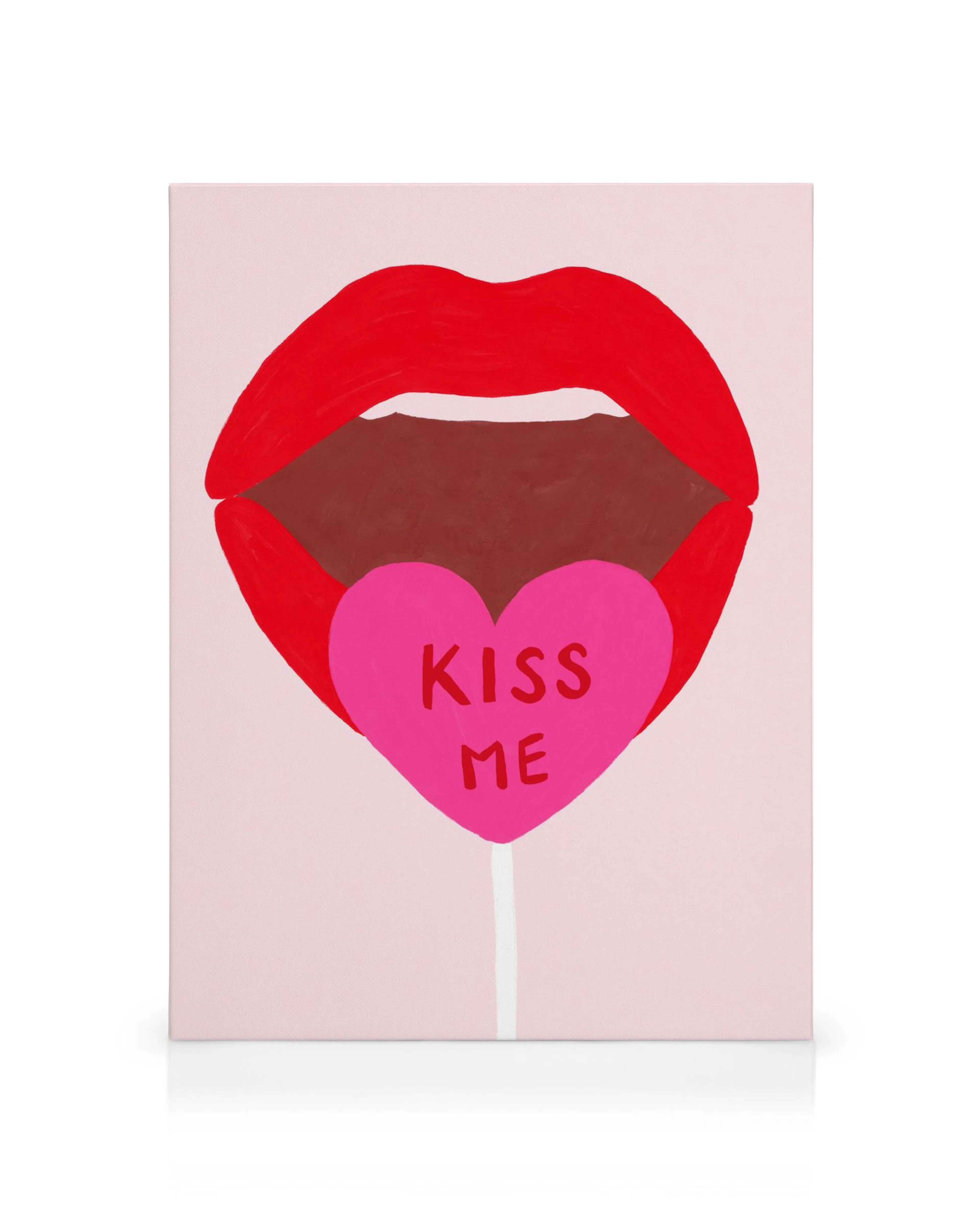 Canvas med röda läppar och en rosa hjärtformad klubba med texten Kiss Me på en ljusrosa bakgrund.