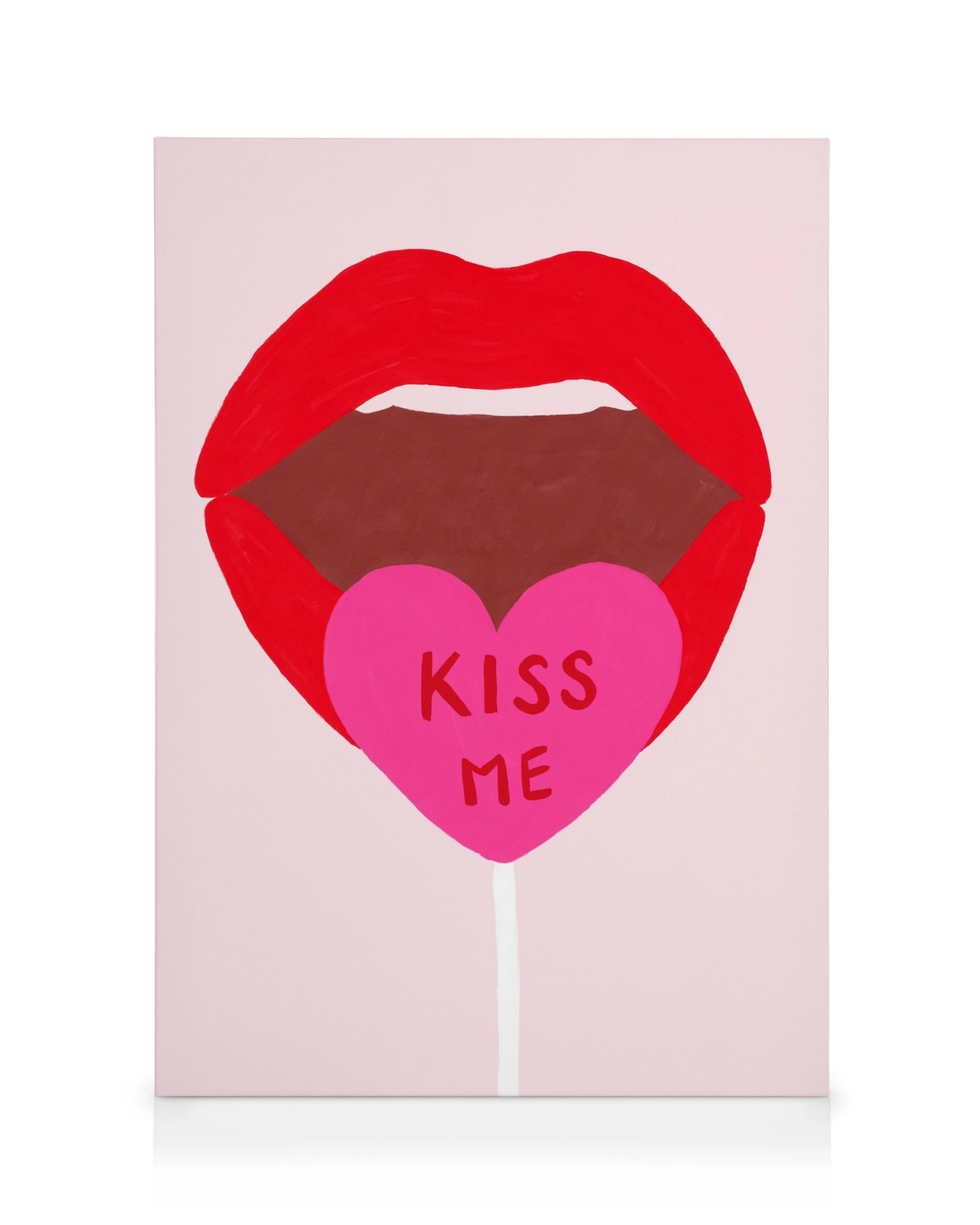 Pop-artowy obraz Kiss Me na płótnie: Czerwone usta z różowym lizakiem w kształcie serca na jasnoróżowym tle.