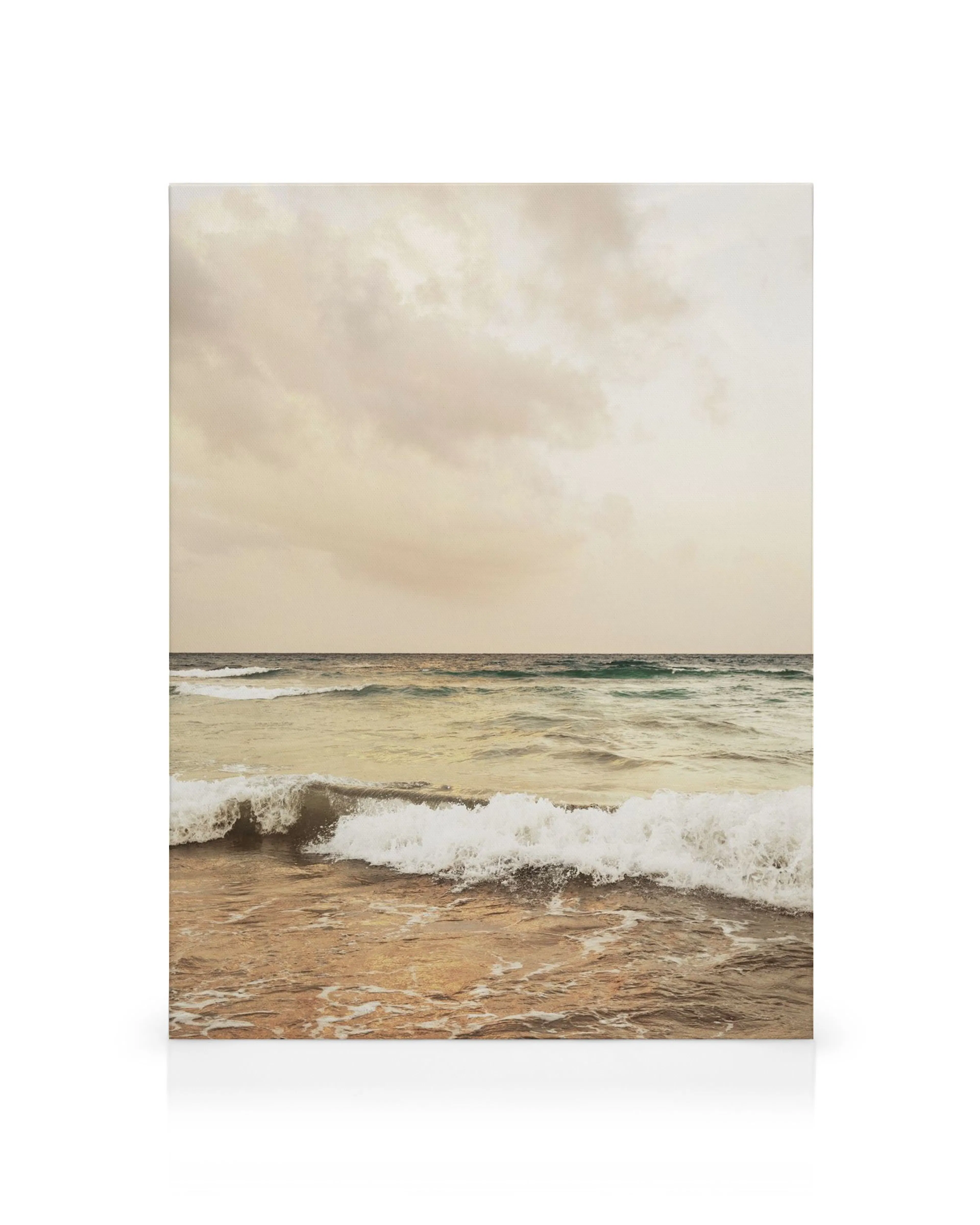 Leinwandbild mit Sonnenuntergangshorizont, sanften Wellen und ruhigem Meer, das den Strand berührt.