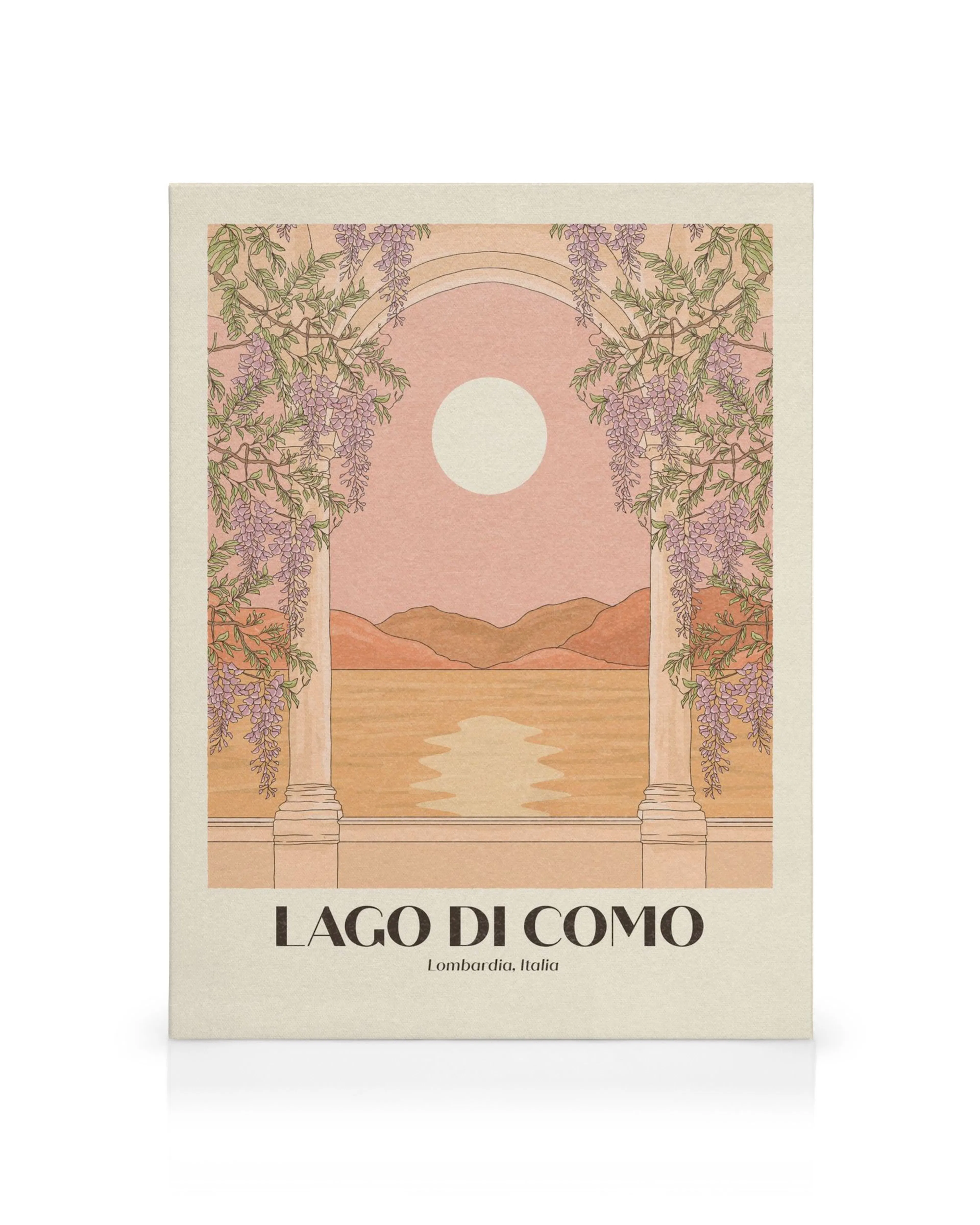 Lago Di Como -kanvaasi, jossa on lilaa kukkaa ja arkkitehtonisia elementtejä. Järvi heijastaa auringonlaskua ja vuoristoa.