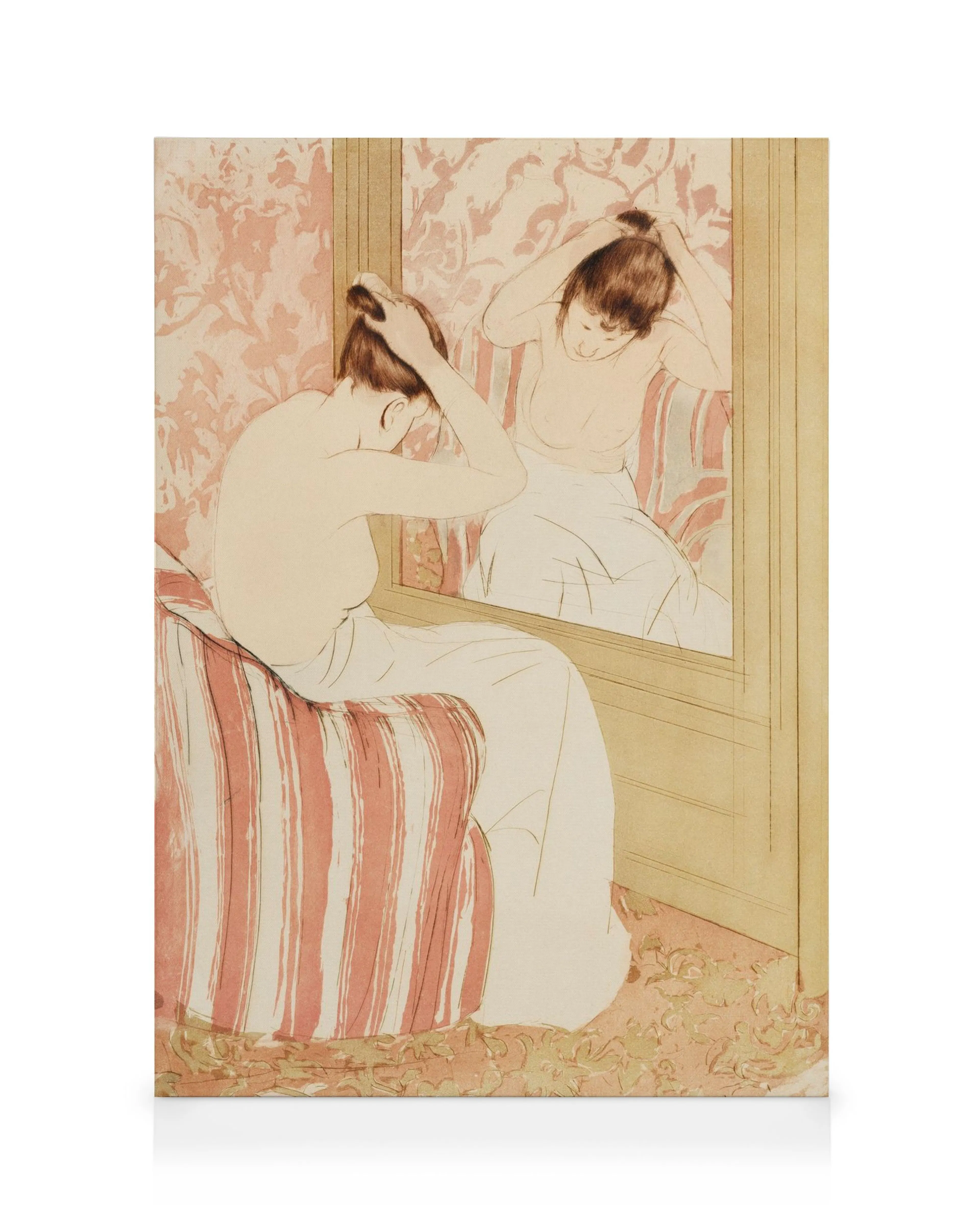 Mary Cassatt The Coiffure, en kvinna fixar håret framför en spegel, impressionistisk konst, beige och rosa nyanser.