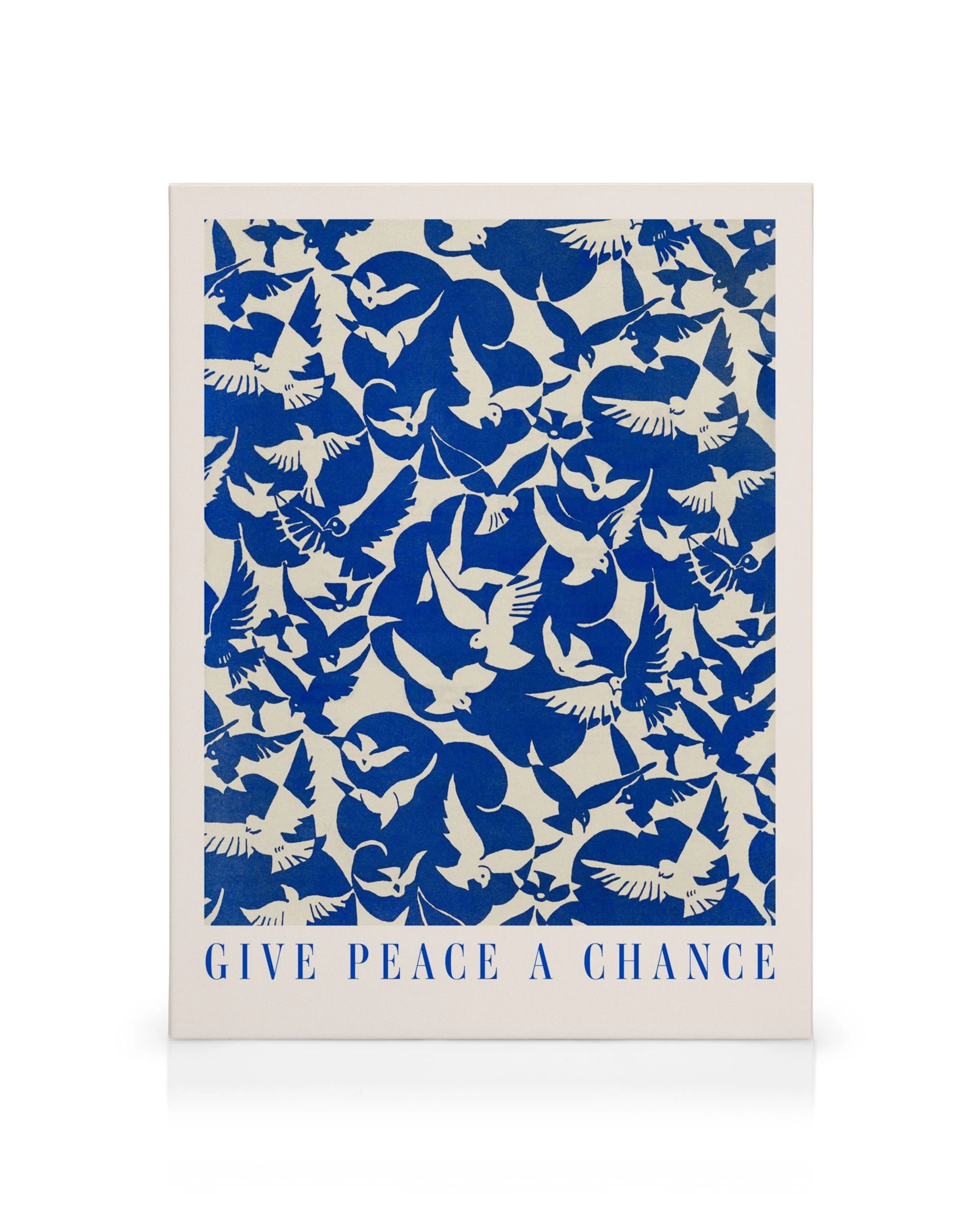Sinivalkoinen kanvaasitaulu, jossa on satoja lentäviä rauhanduuvia ja teksti Give Peace a Chance.