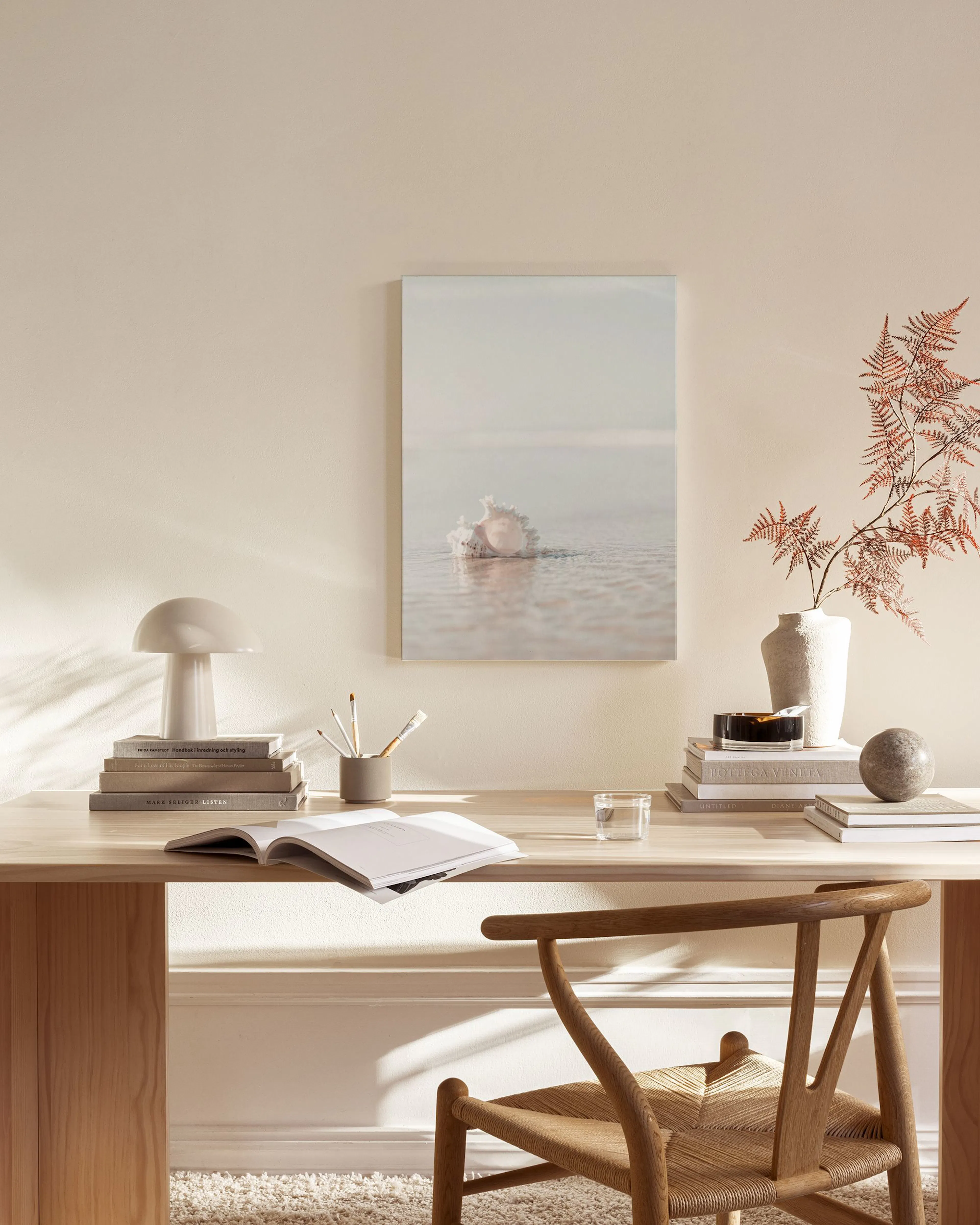 Leinwandbild einer Muschel im Meer, aufgehängt in einem modernen Wohnzimmer über einem Sideboard.