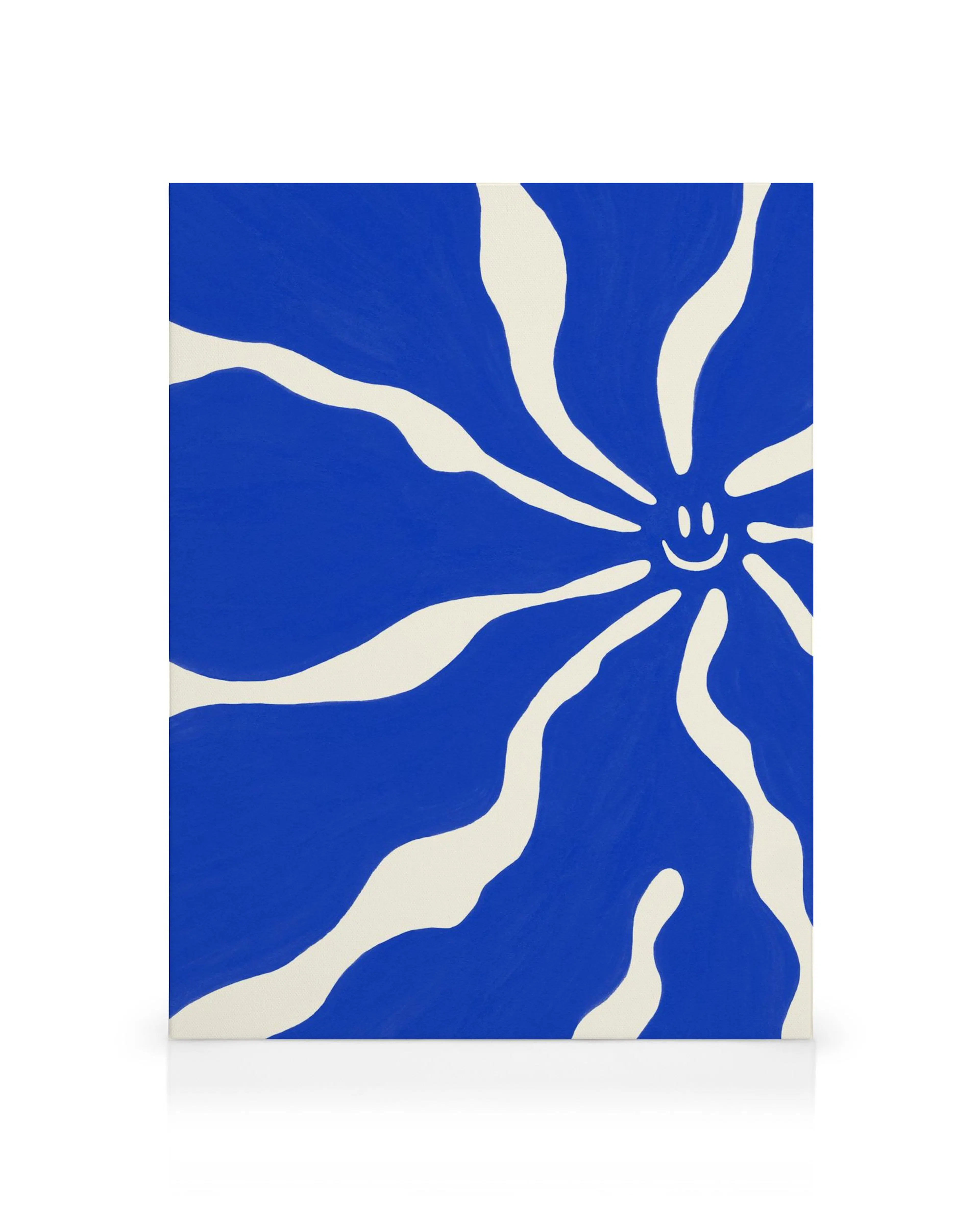 Blaues Leinwandbild mit abstraktem, weißem Blumenmuster und lächelndem Gesicht in der Mitte, minimalistisches Design.