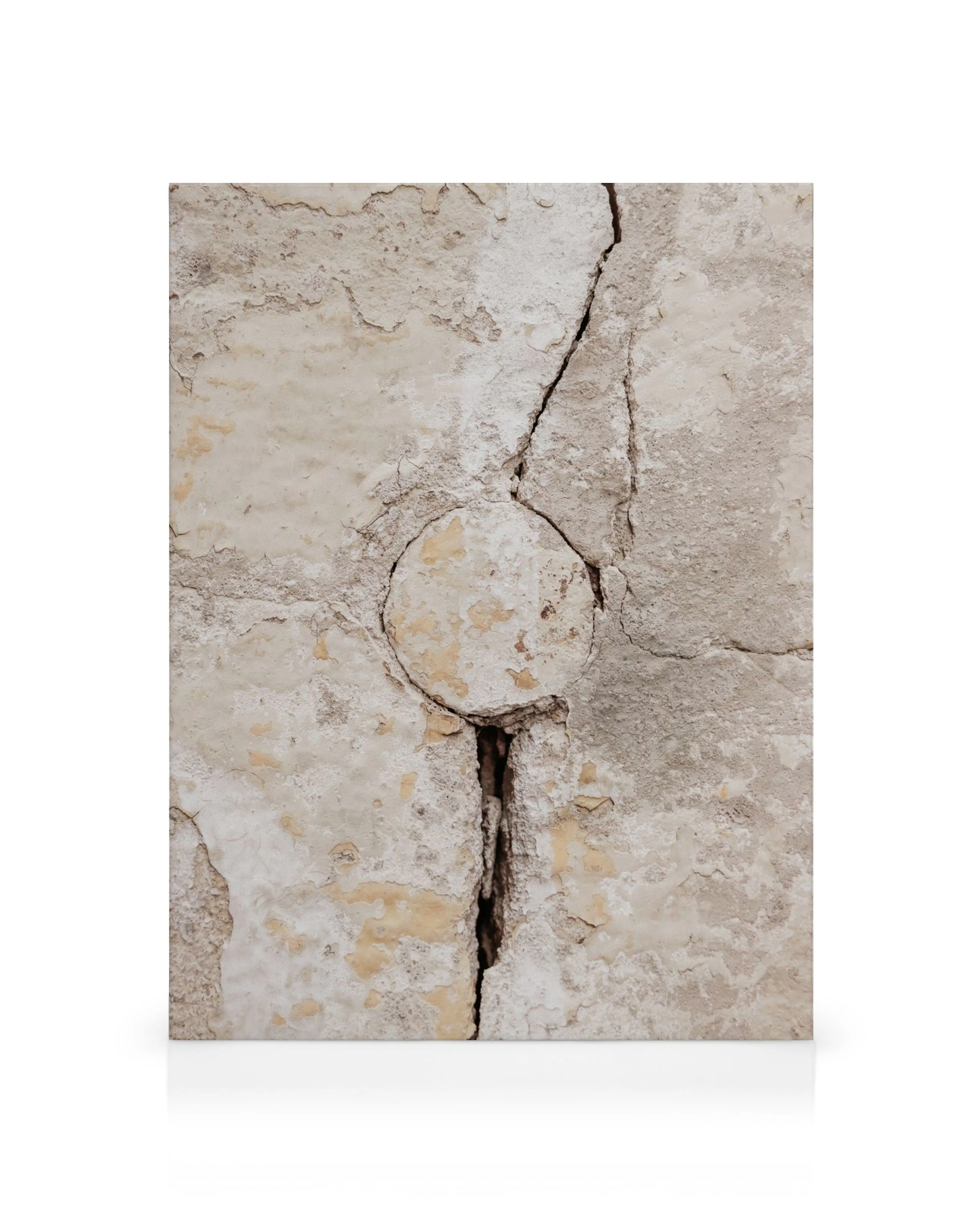 Abstrakt canvasbild av en beige, sprucken betongvägg med en central cirkulär form. Industriell, rustik väggkonst.