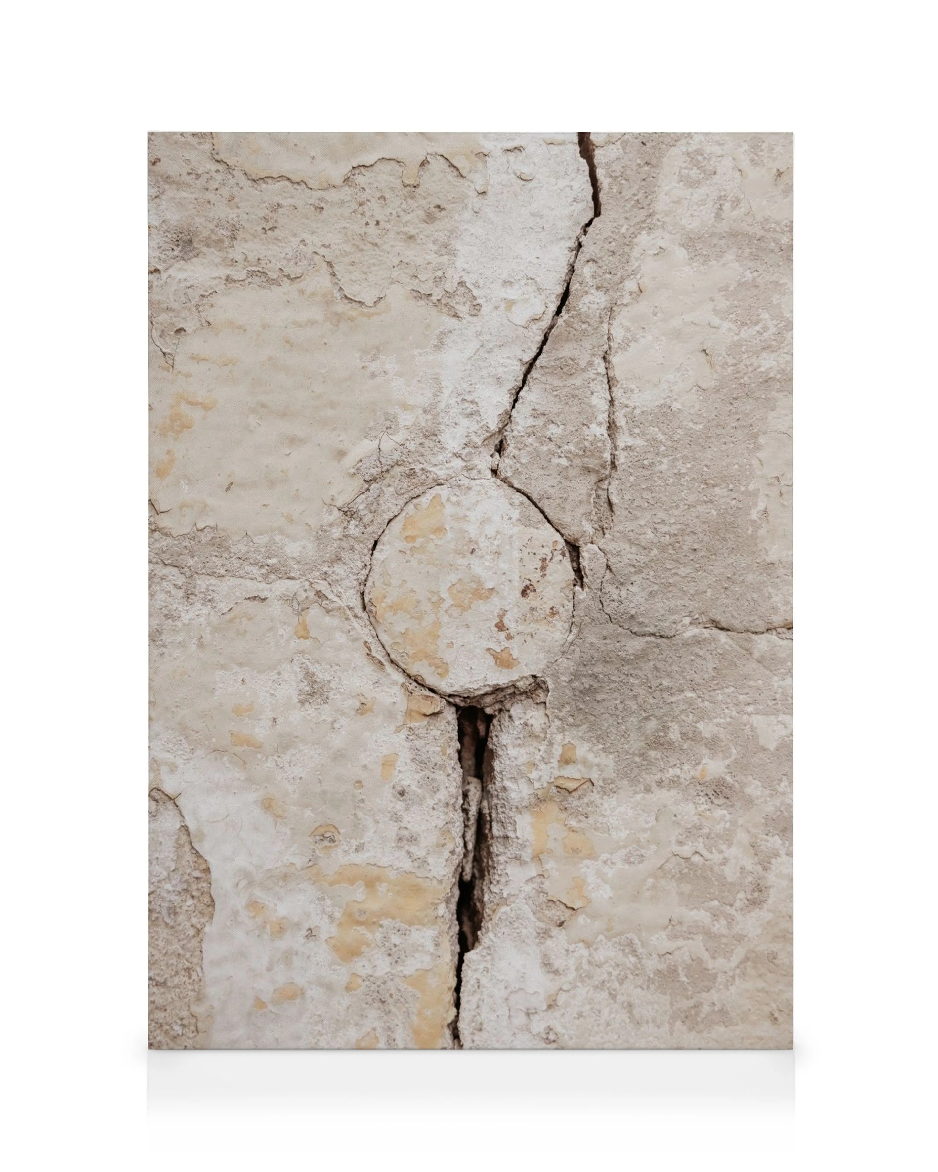 Abstrakt canvasbild av en beige, sprucken betongvägg med en central cirkulär form. Industriell, rustik väggkonst.