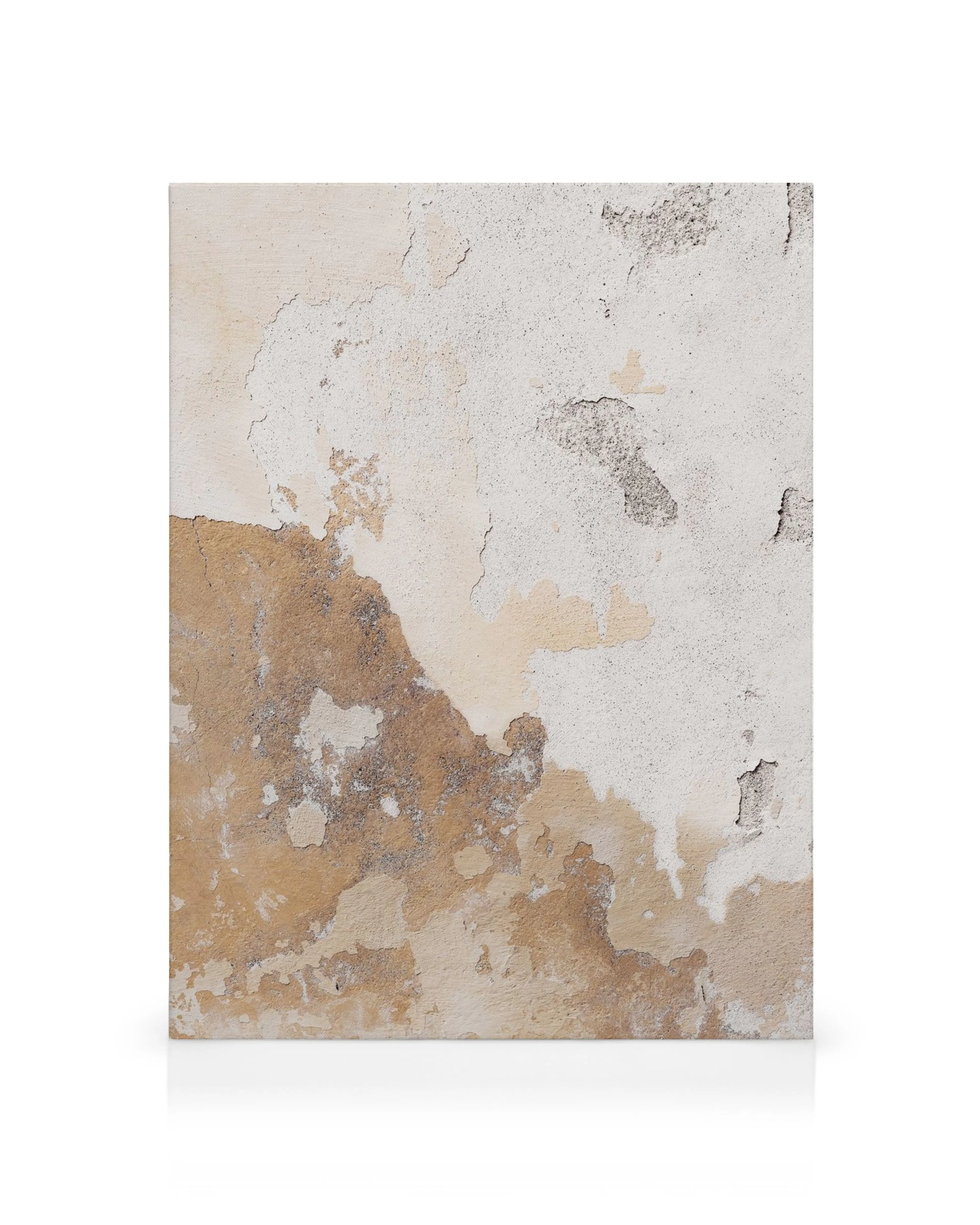 Canvas met close-up van een verweerde muur met afbladderende witte en bruine verf en grijze vlekken.