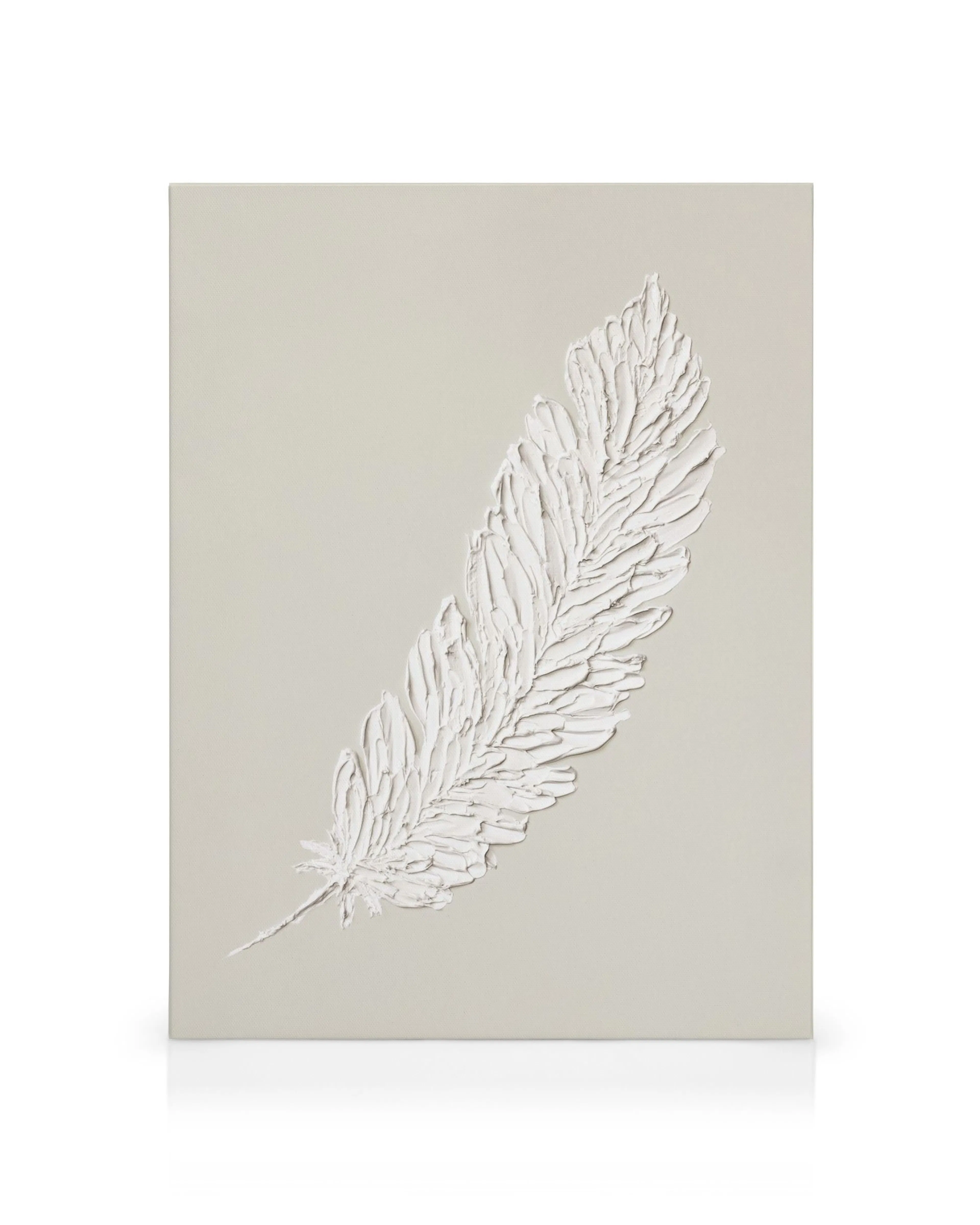 Quadro em tela Feather Texture com pena branca texturizada em alto-relevo sobre fundo cinza claro. Arte de parede para decoração