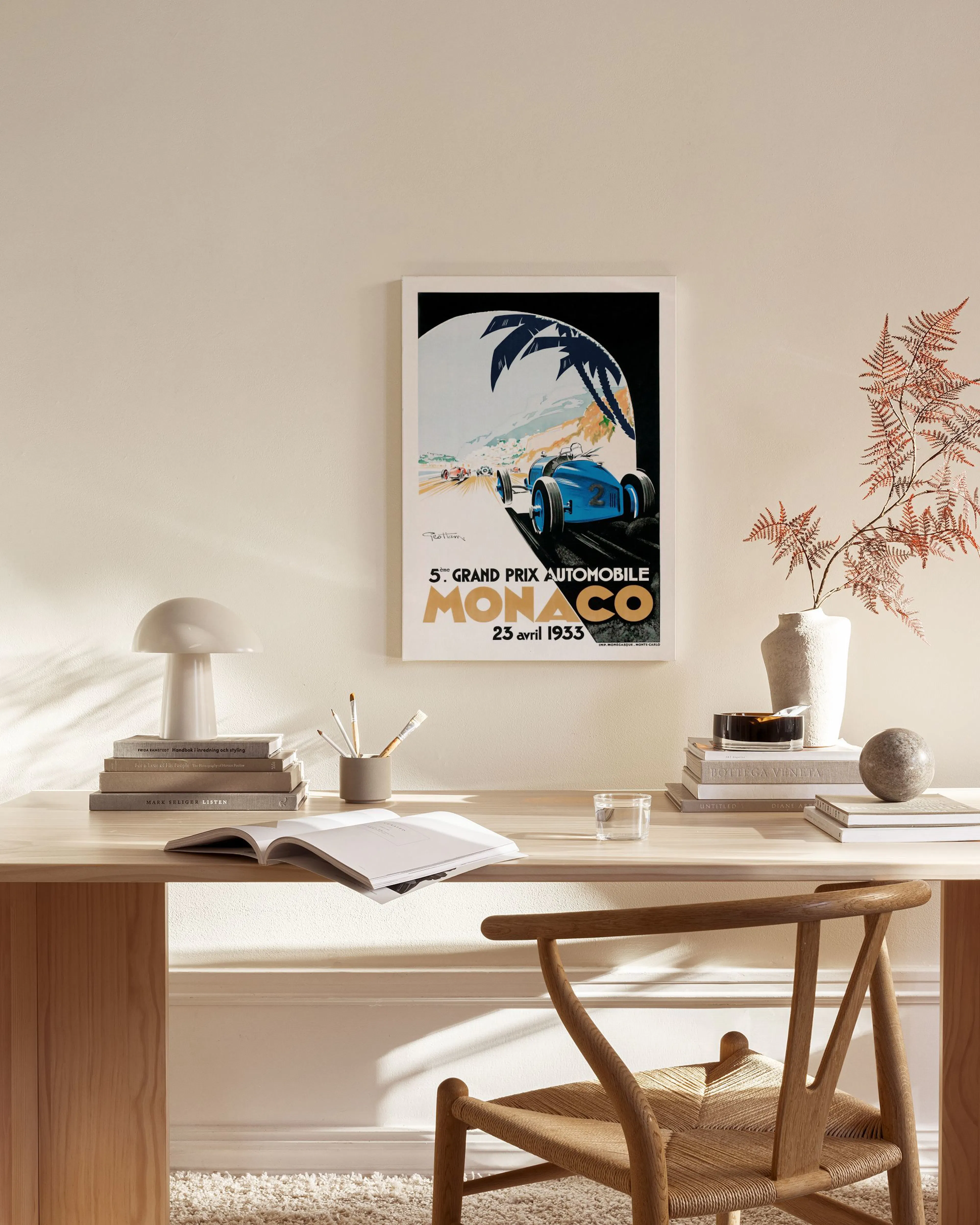 Toile murale vintage du Grand Prix Automobile de Monaco 1933, affichée dans un salon moderne aux tons neutres.