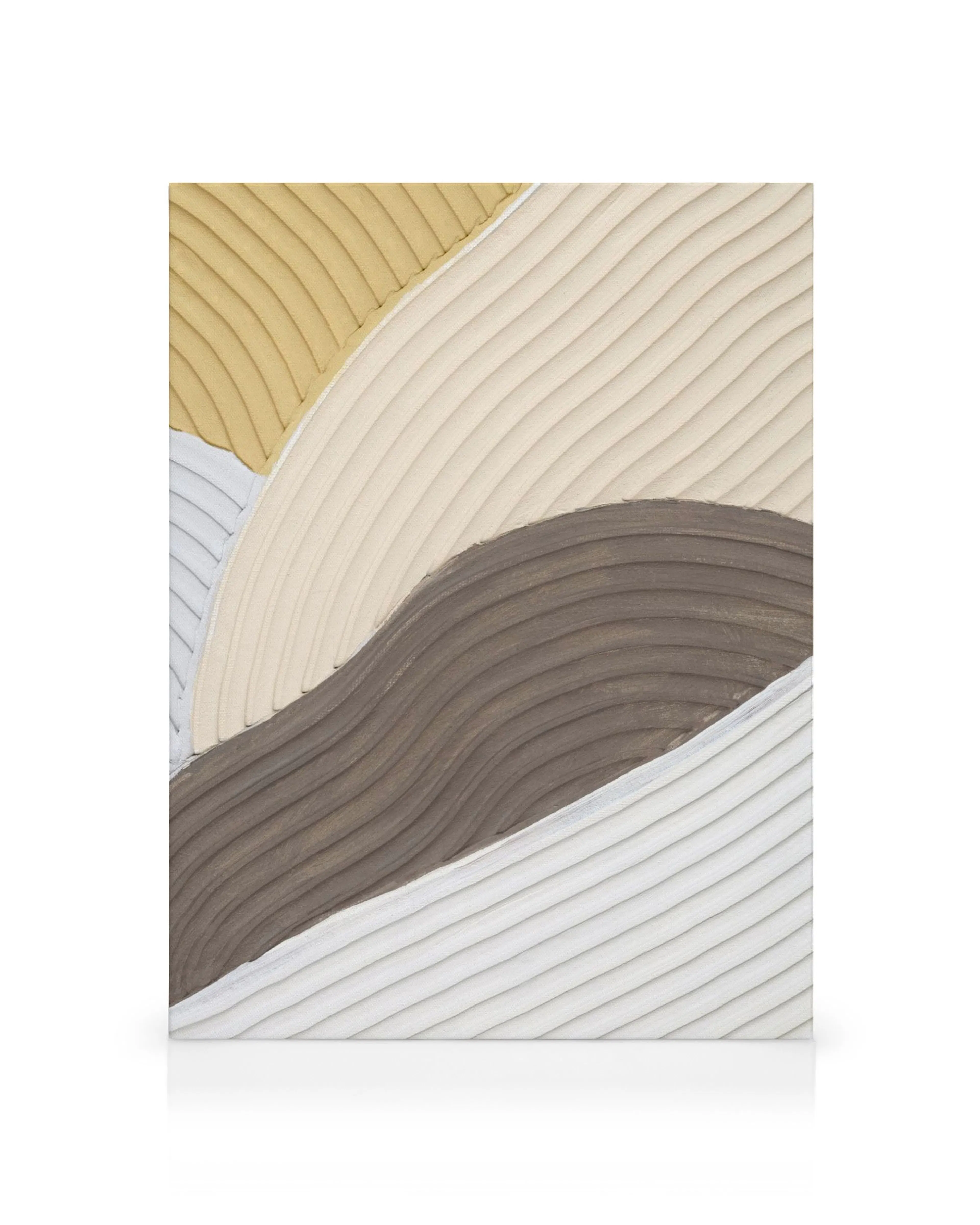 Gelaagde canvas met golvende lijnen in beige, grijs en wit op een witte achtergrond.