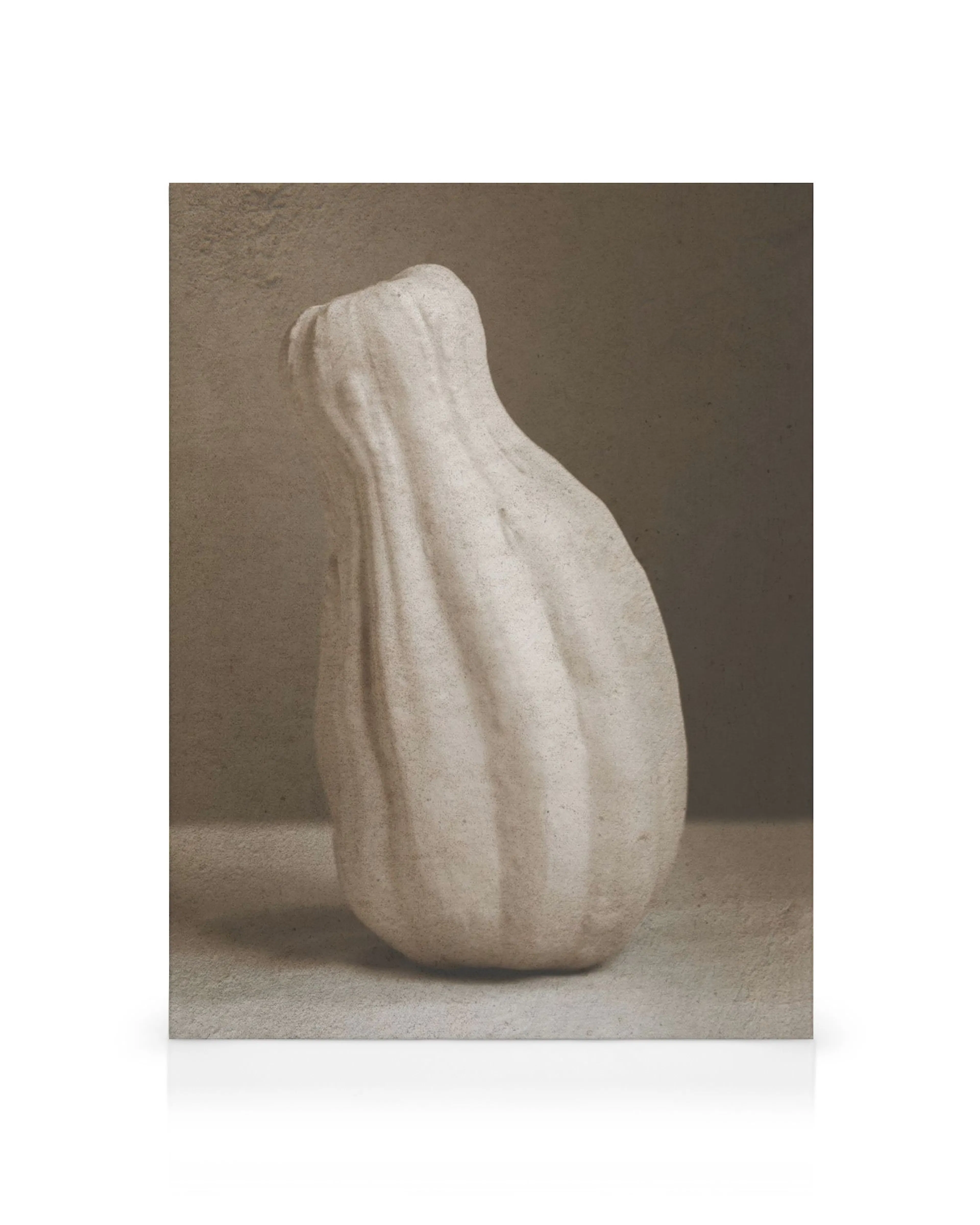 Gråbeige græskarlignende vase i organisk form på lærred, med struktur og dybde.