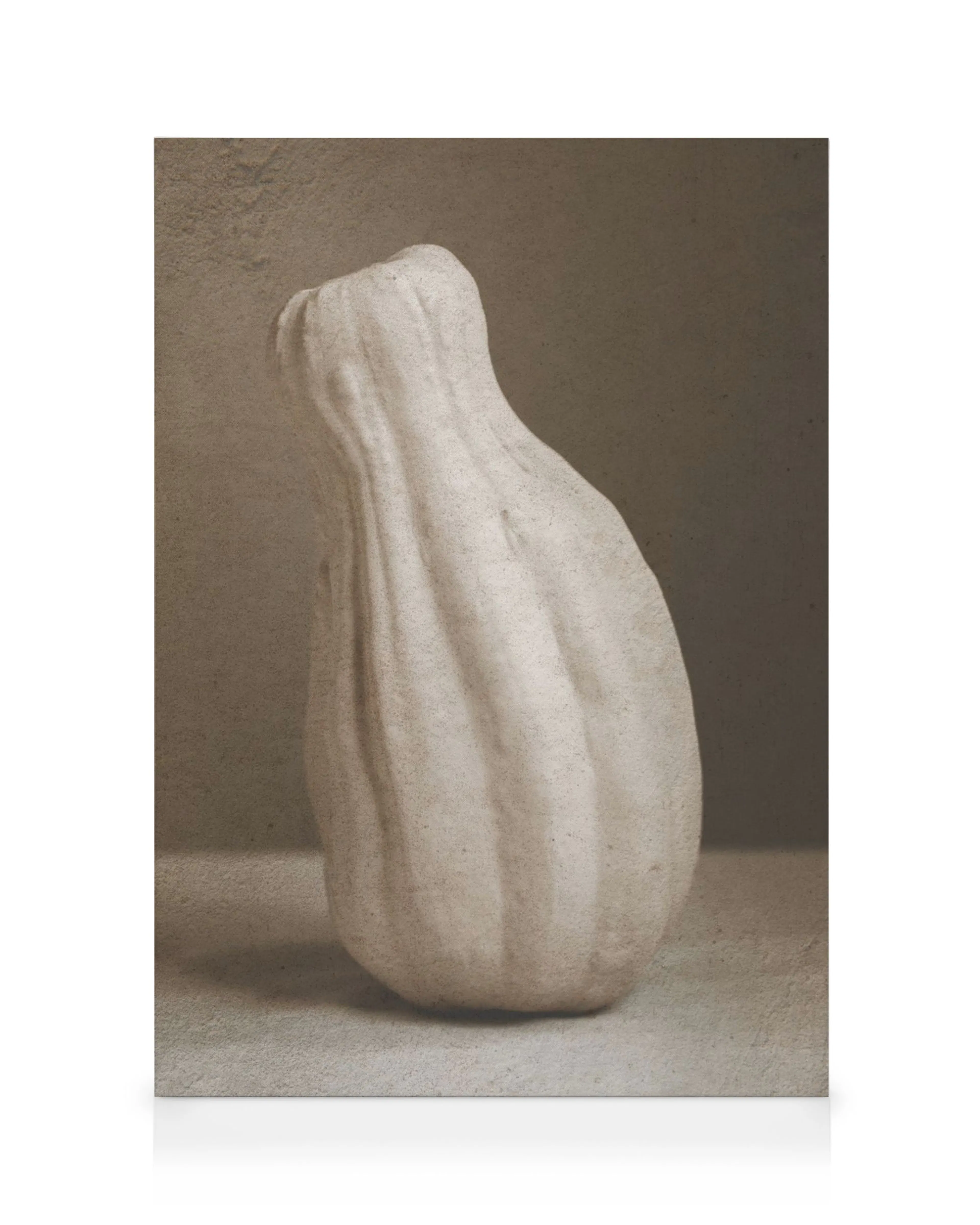 Escultura de calabaza blanca en lienzo, con textura granulada sobre fondo beige, arte de calabaza neutra.