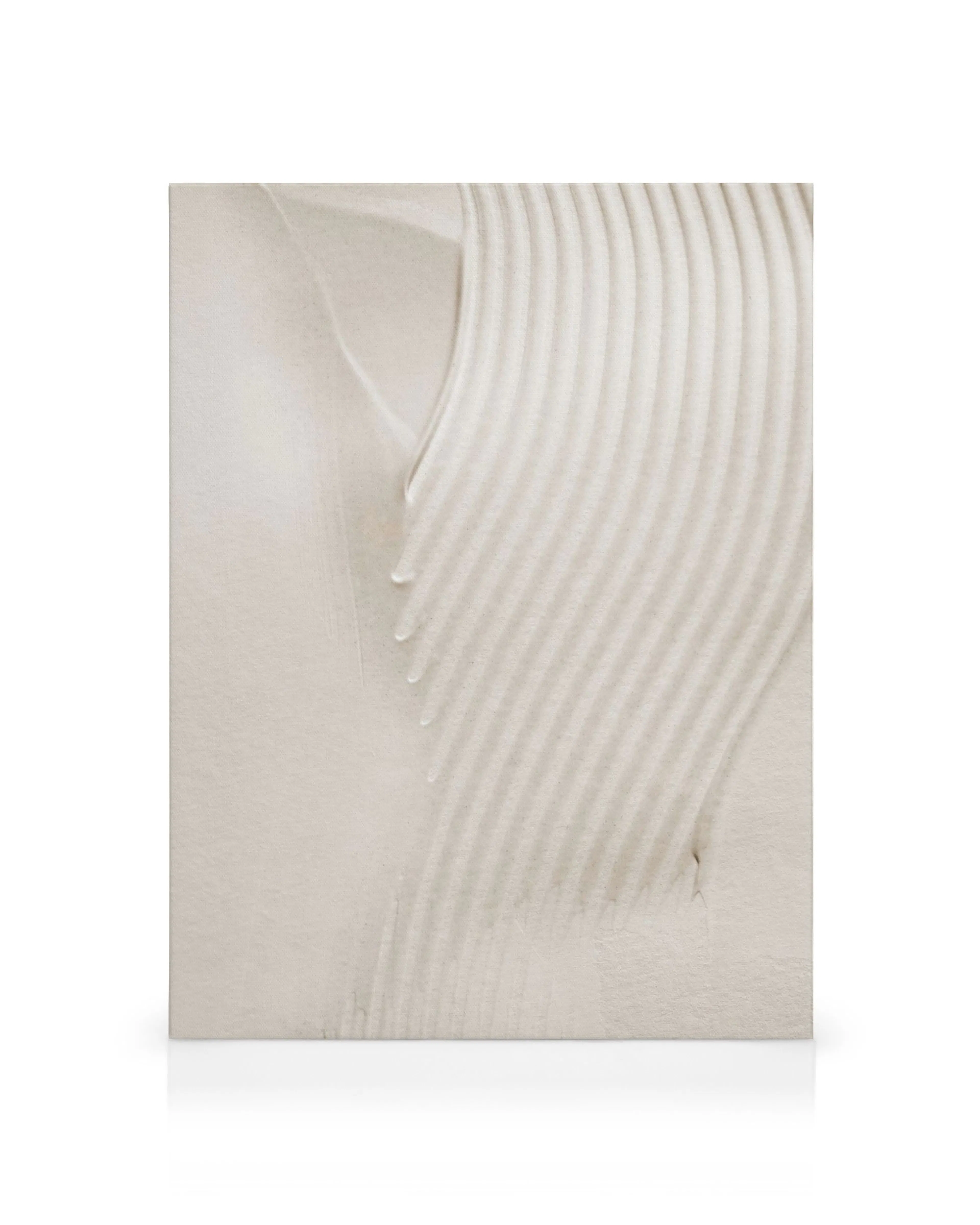 Lienzo beige con textura, líneas curvas elevadas y formas de lágrima, creando un efecto abstracto.