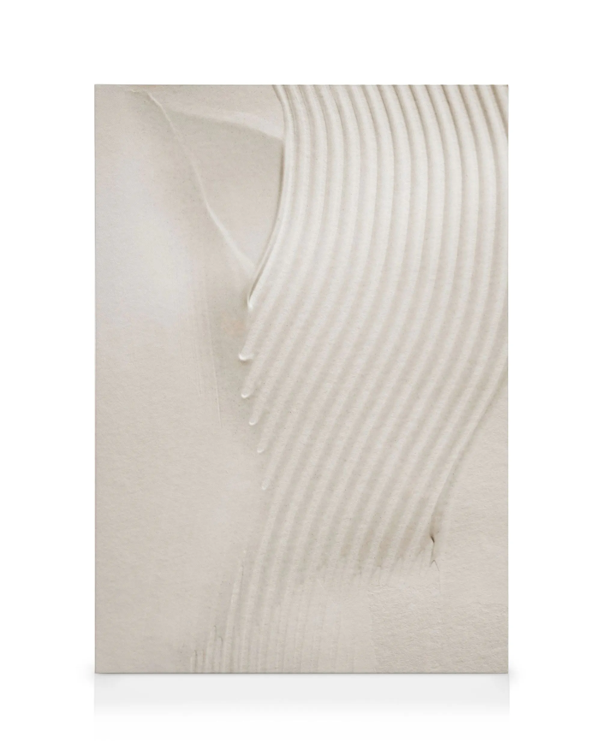 Beige tekstur lerret med myke bølgende linjer, et minimalistisk design som gir en rolig følelse til rommet.