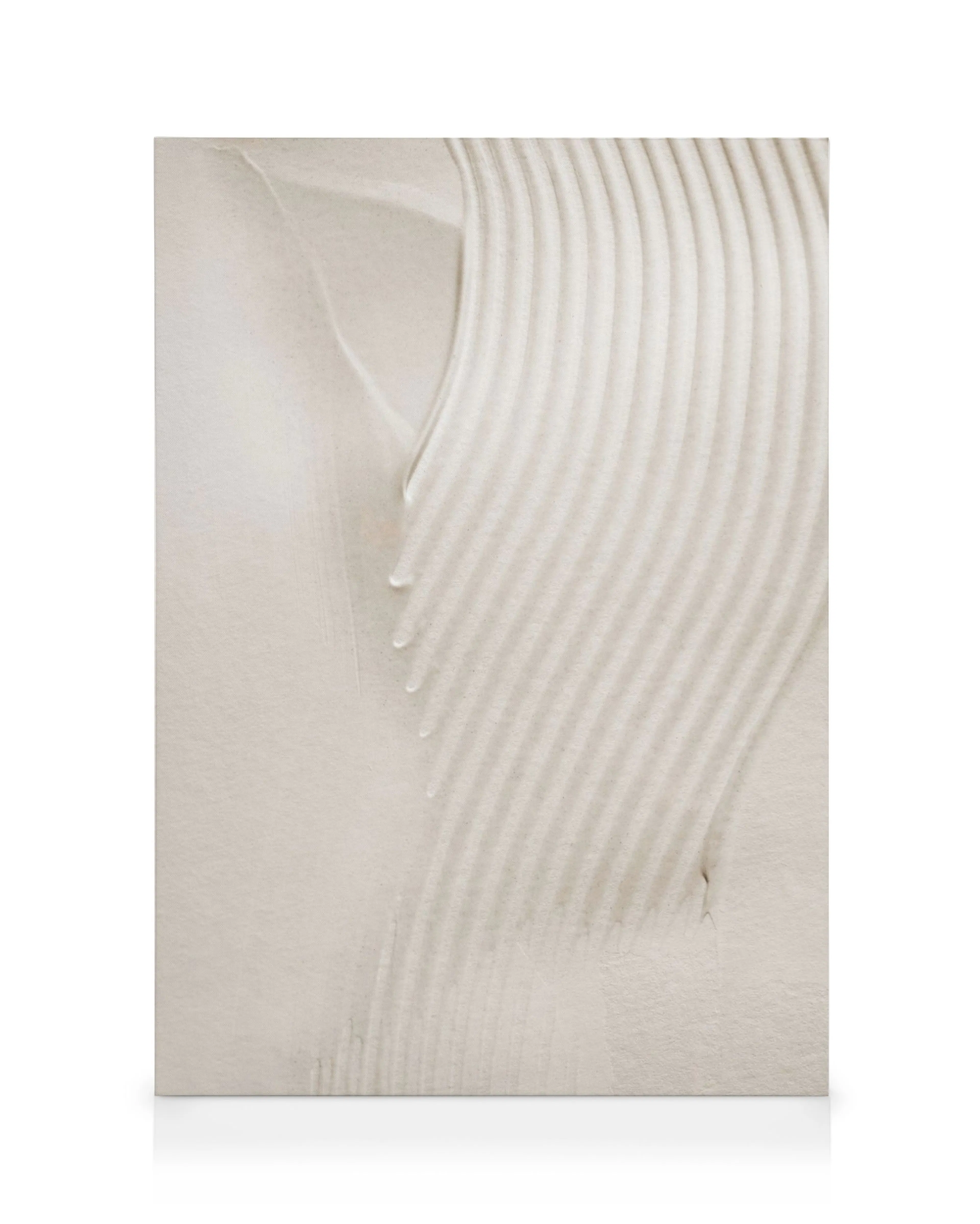 Beige tekstur lerret med myke bølgende linjer, et minimalistisk design som gir en rolig følelse til rommet.