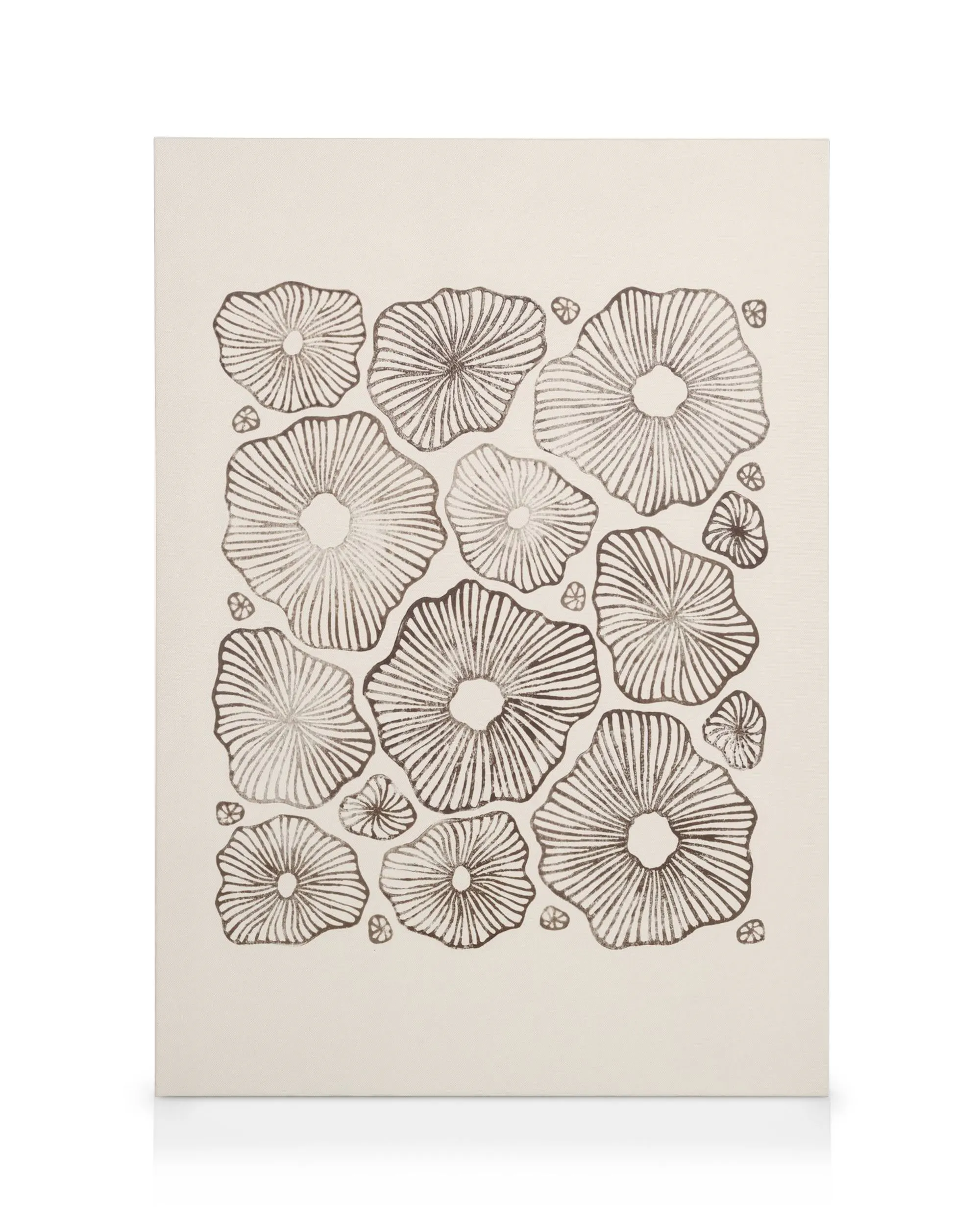 Stampa su tela Linocut Exhibition con motivi floreali scuri su sfondo beige chiaro.
